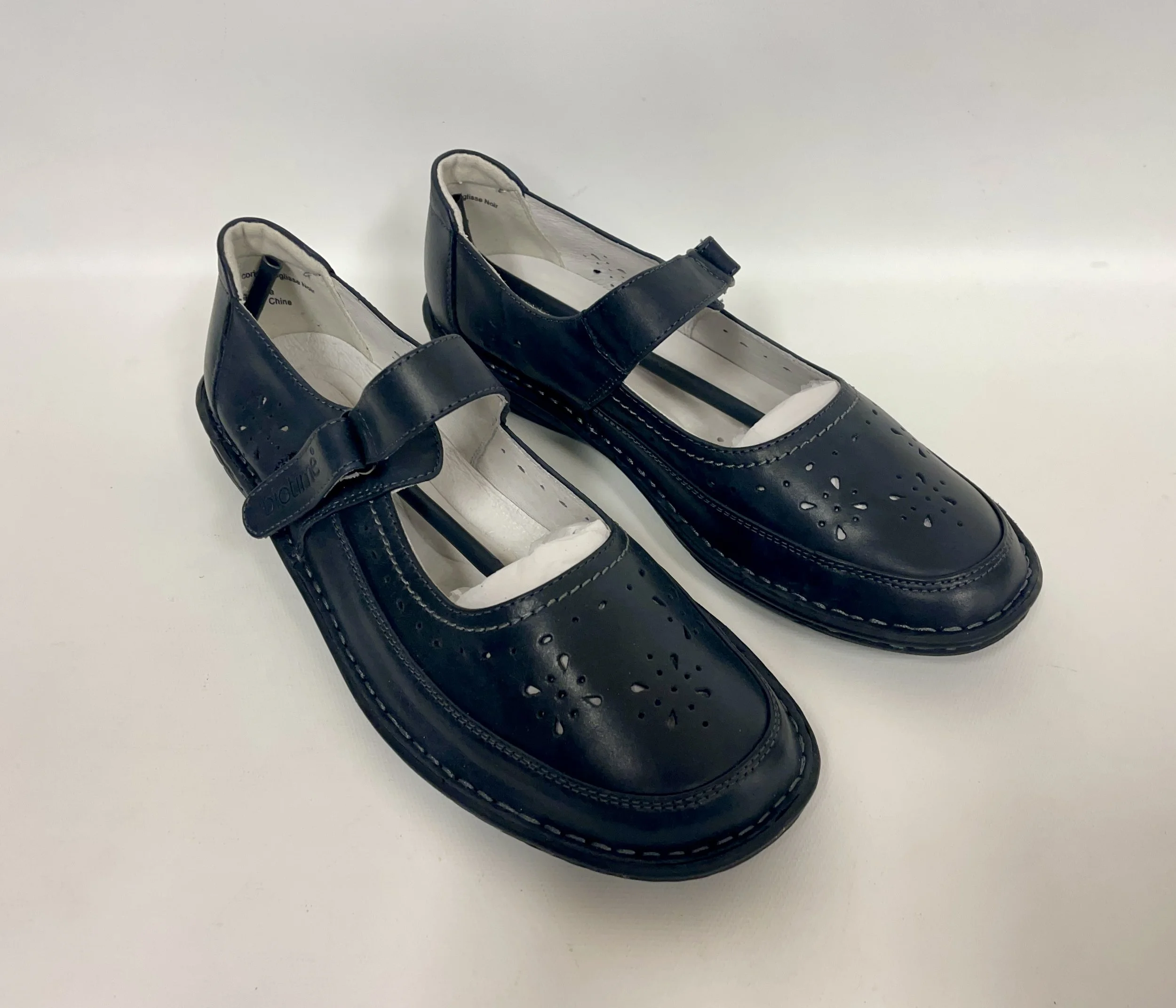 NEUF - Chaussures en cuir noir, BIOTIME, pointures 6 et 7.