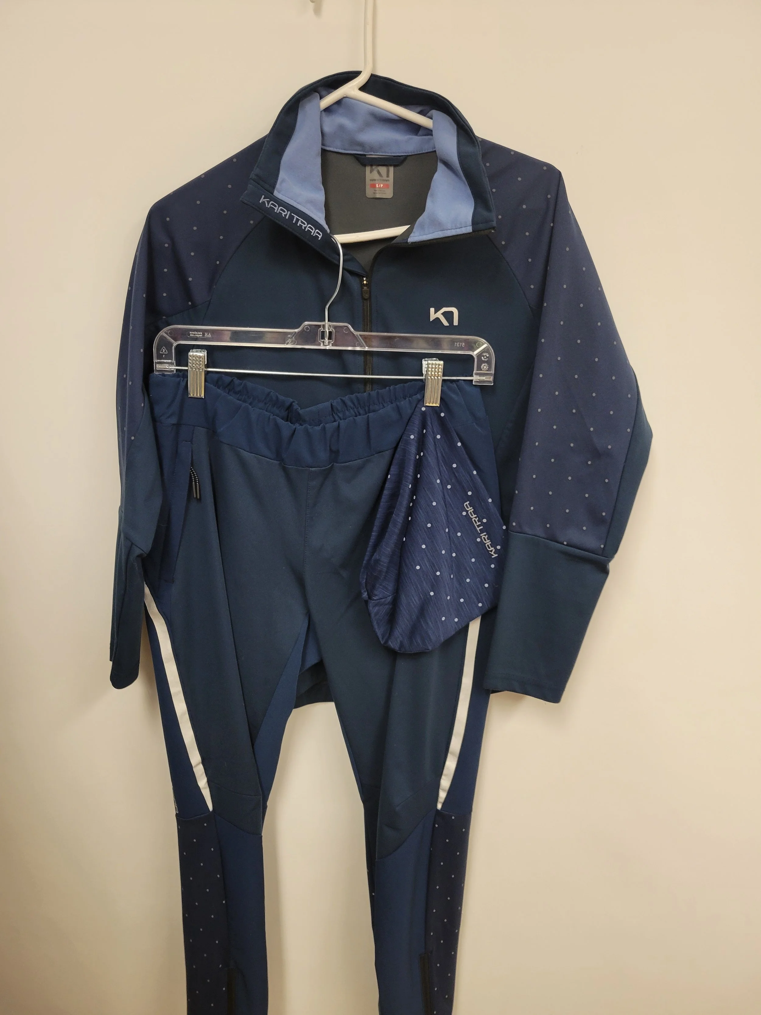 Ensemble de course bleu marin avec une tuque, Kari traa, taille S