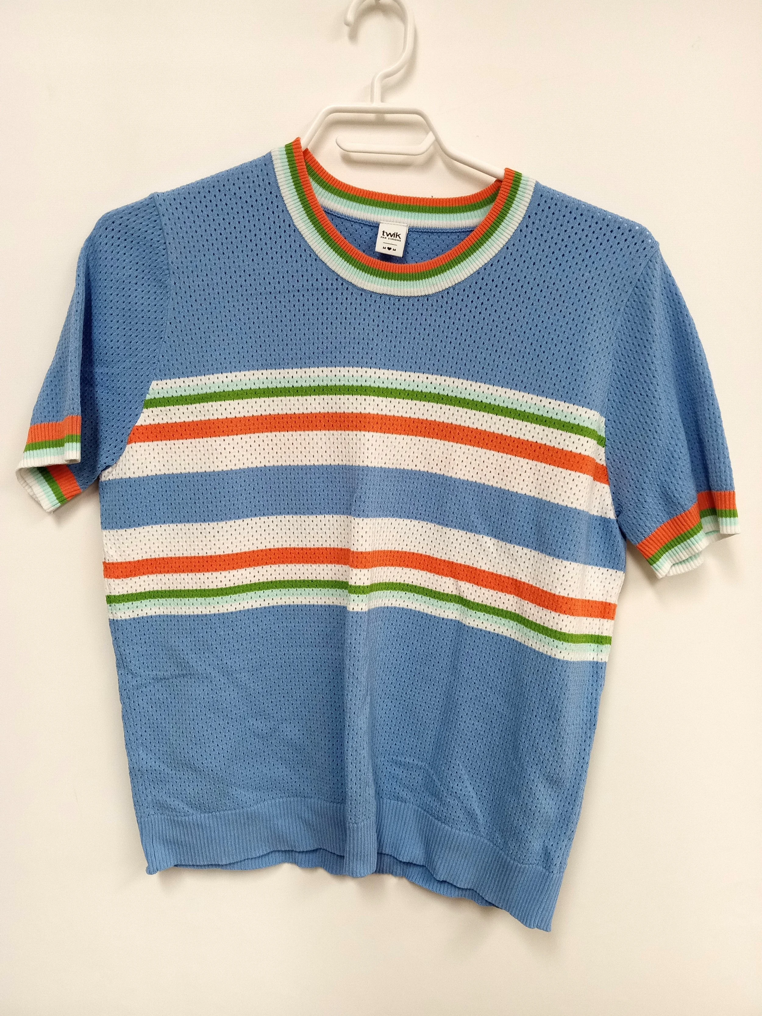 Haut bleu avec rayures blanches, oranges, et vertes, Twik, M