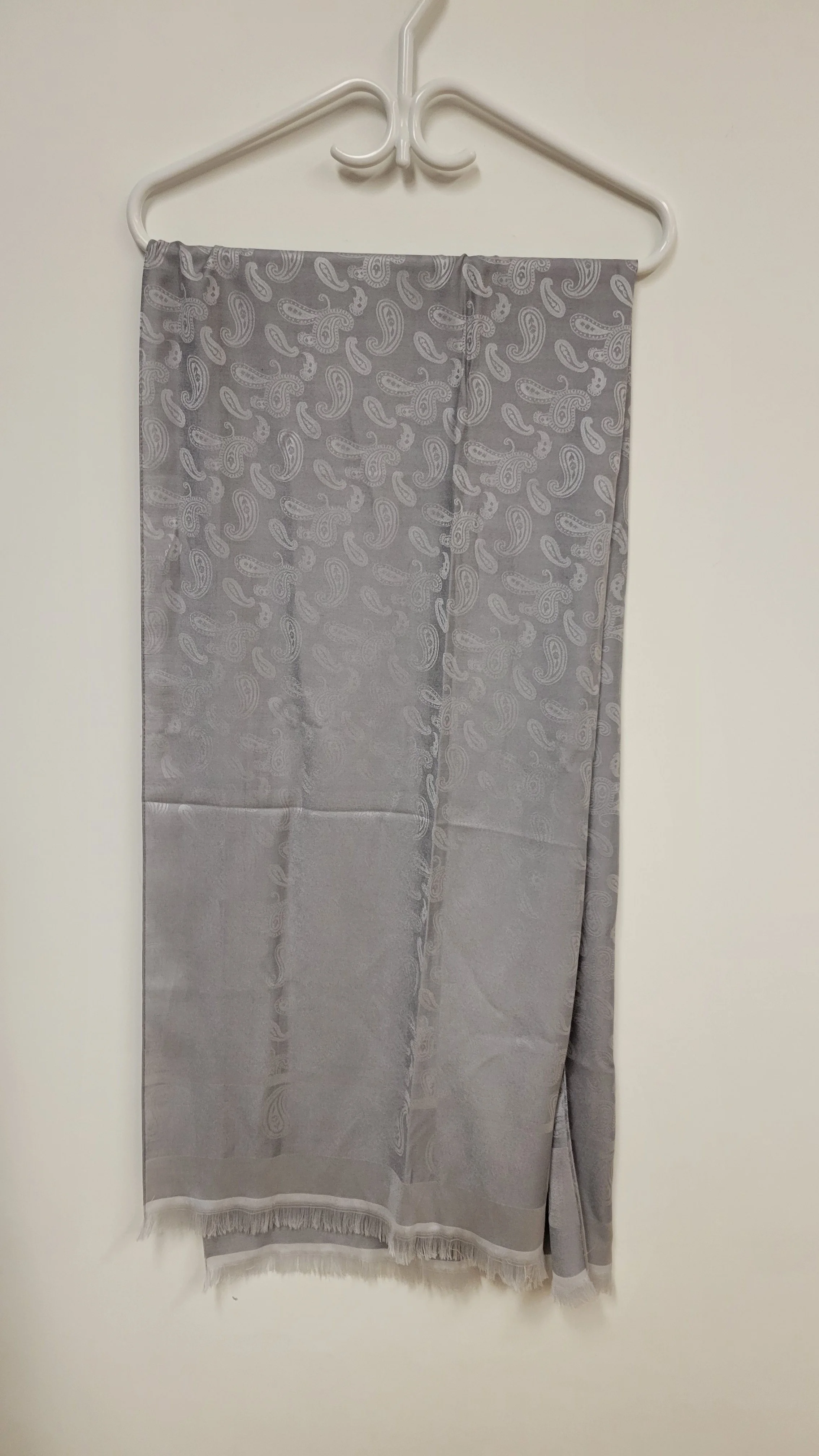 Foulard long satiné, gris à motif paisley