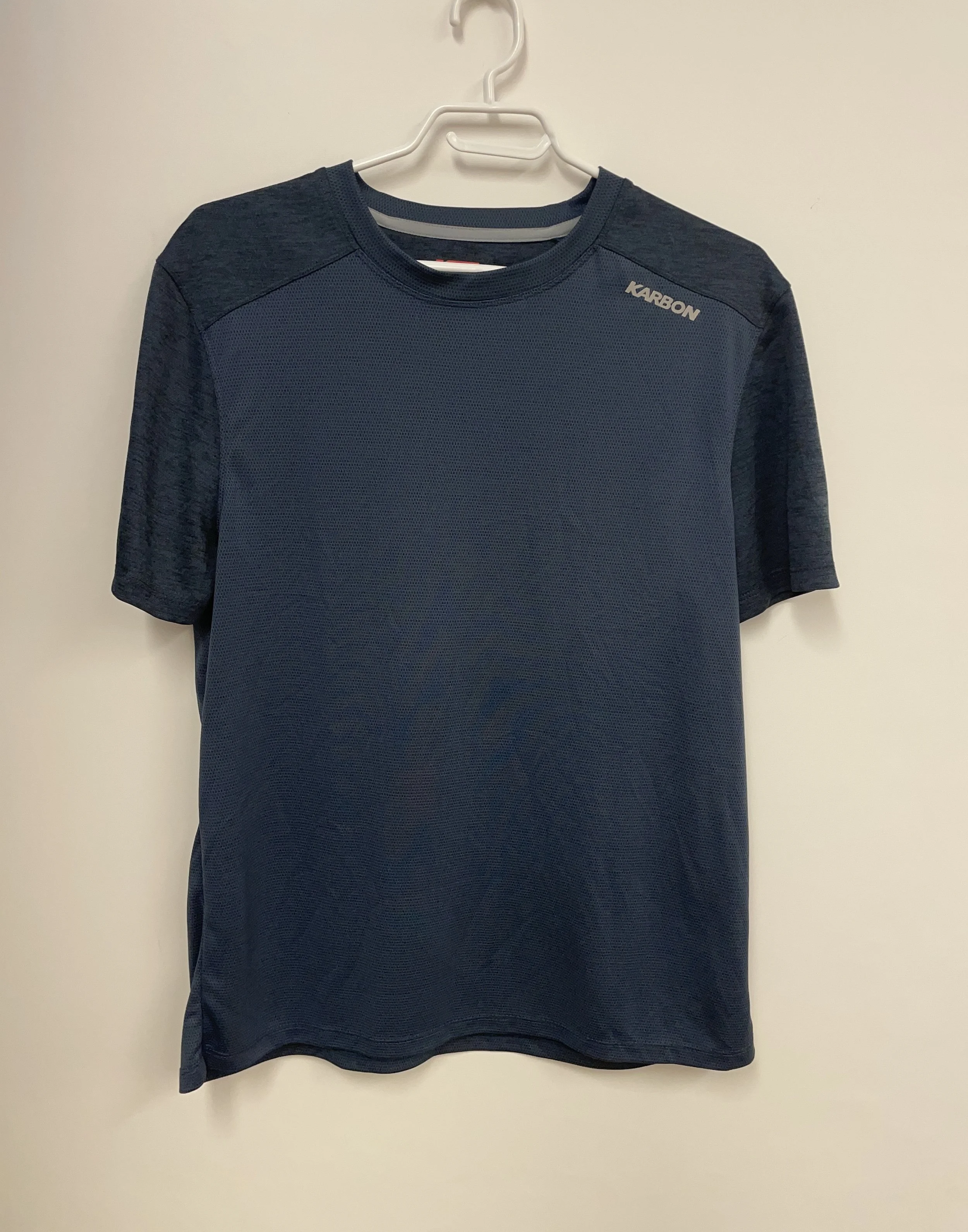 T-shirt bleu et gris, KARBON, en polyester, taille M.