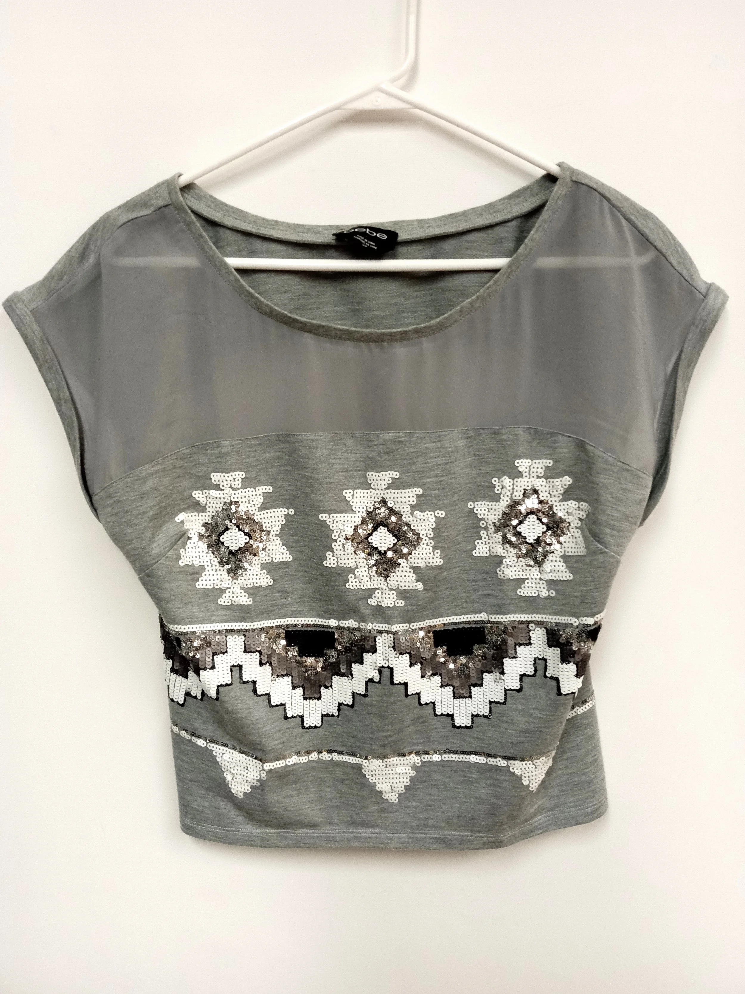 Haut gris avec paillettes blanches, grises, noires, et argentée, Bebe, S