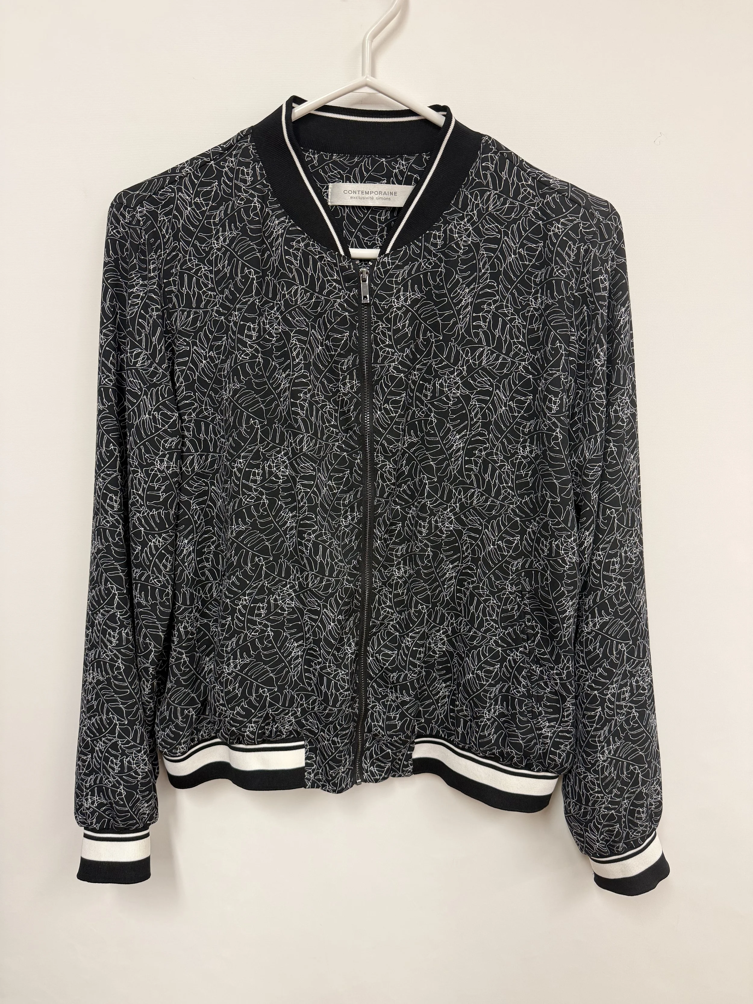Veste noir, motif de feuille, Contemporaine par Simons, Medium