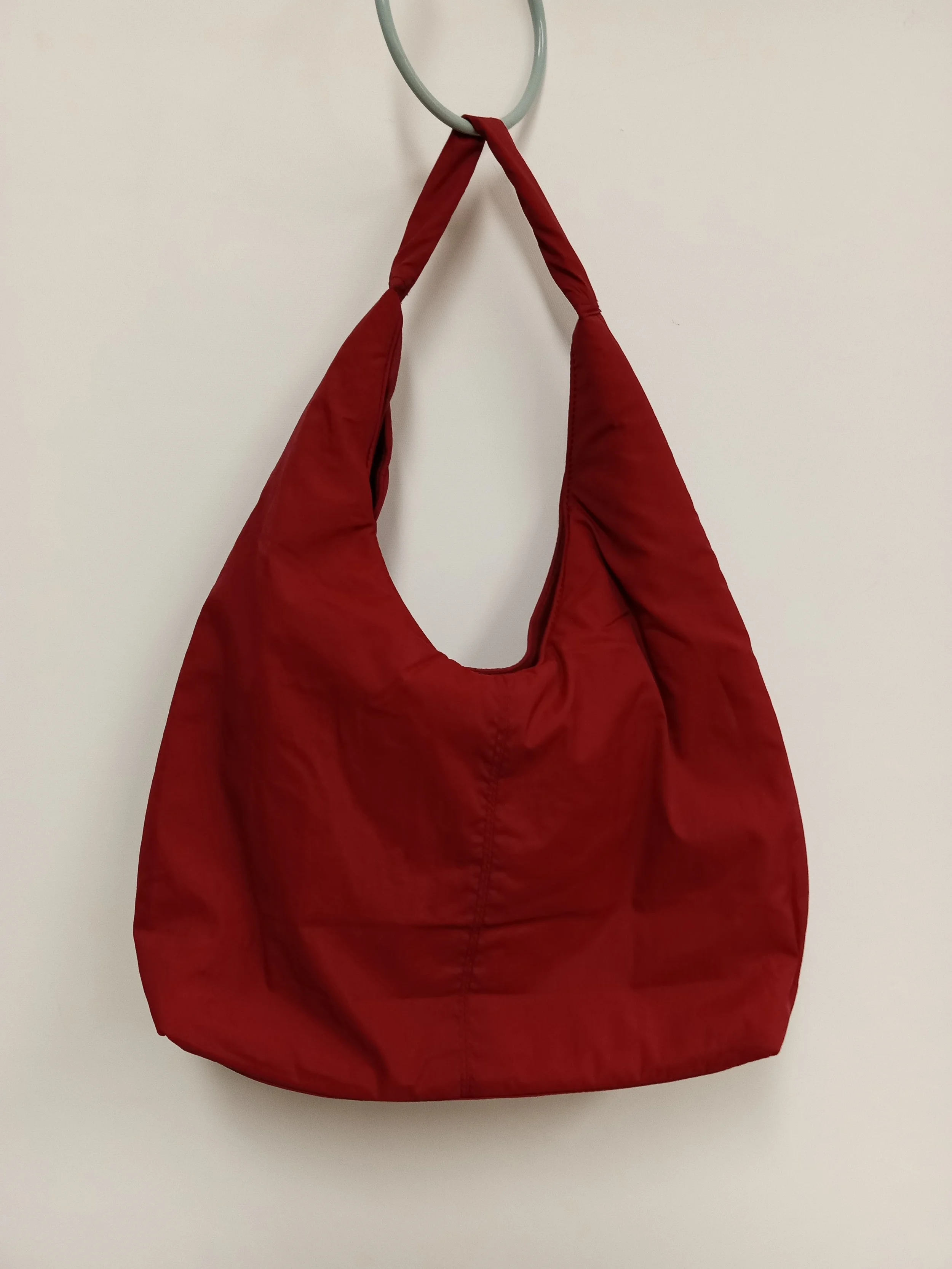 Sac à l'épaule rouge framboise (plus rose que la photo), tissu matelassé, Pieces, largeur 17 po