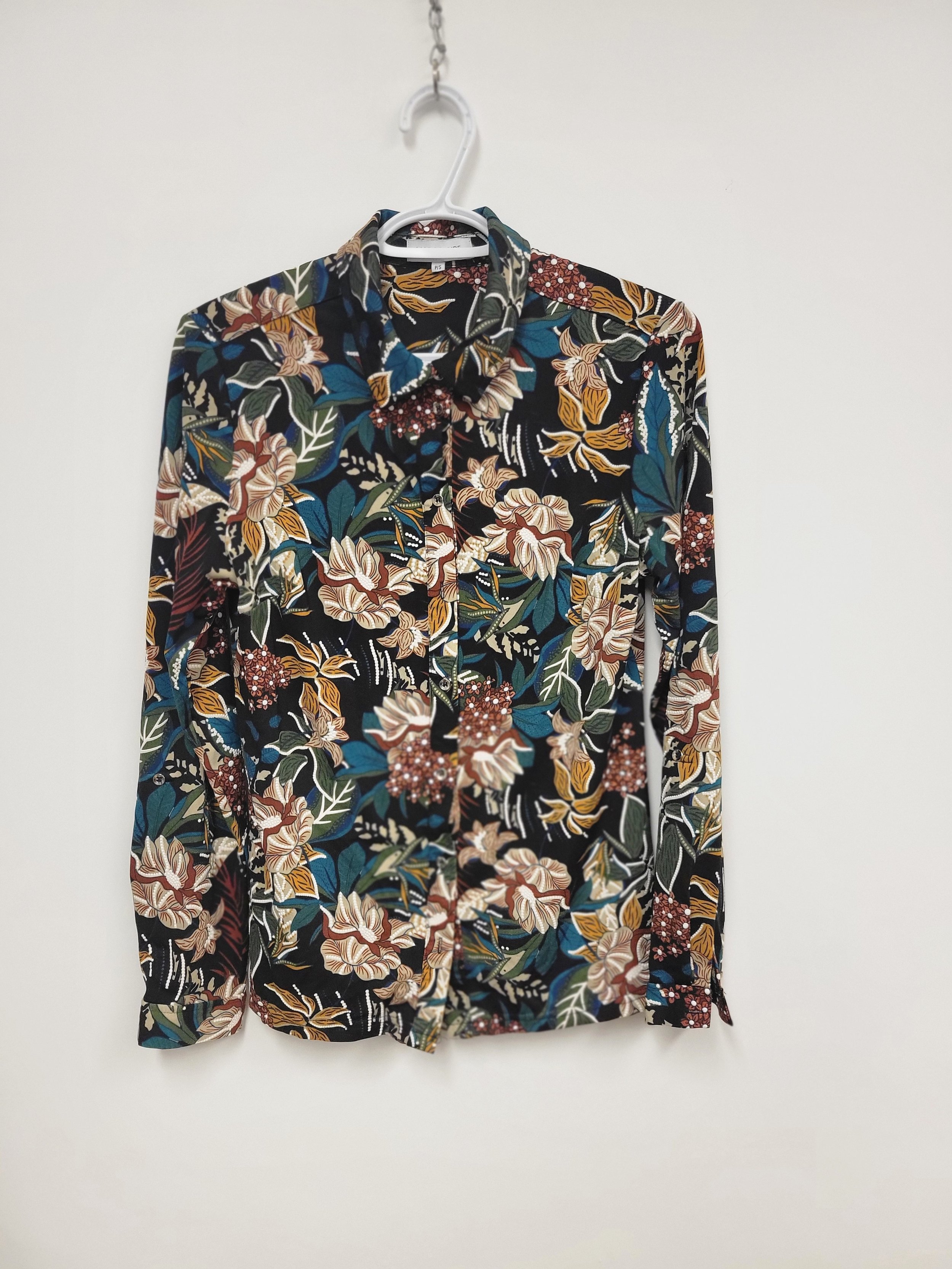 Chemise à motifs sur fond noir, Marie-Claire, S