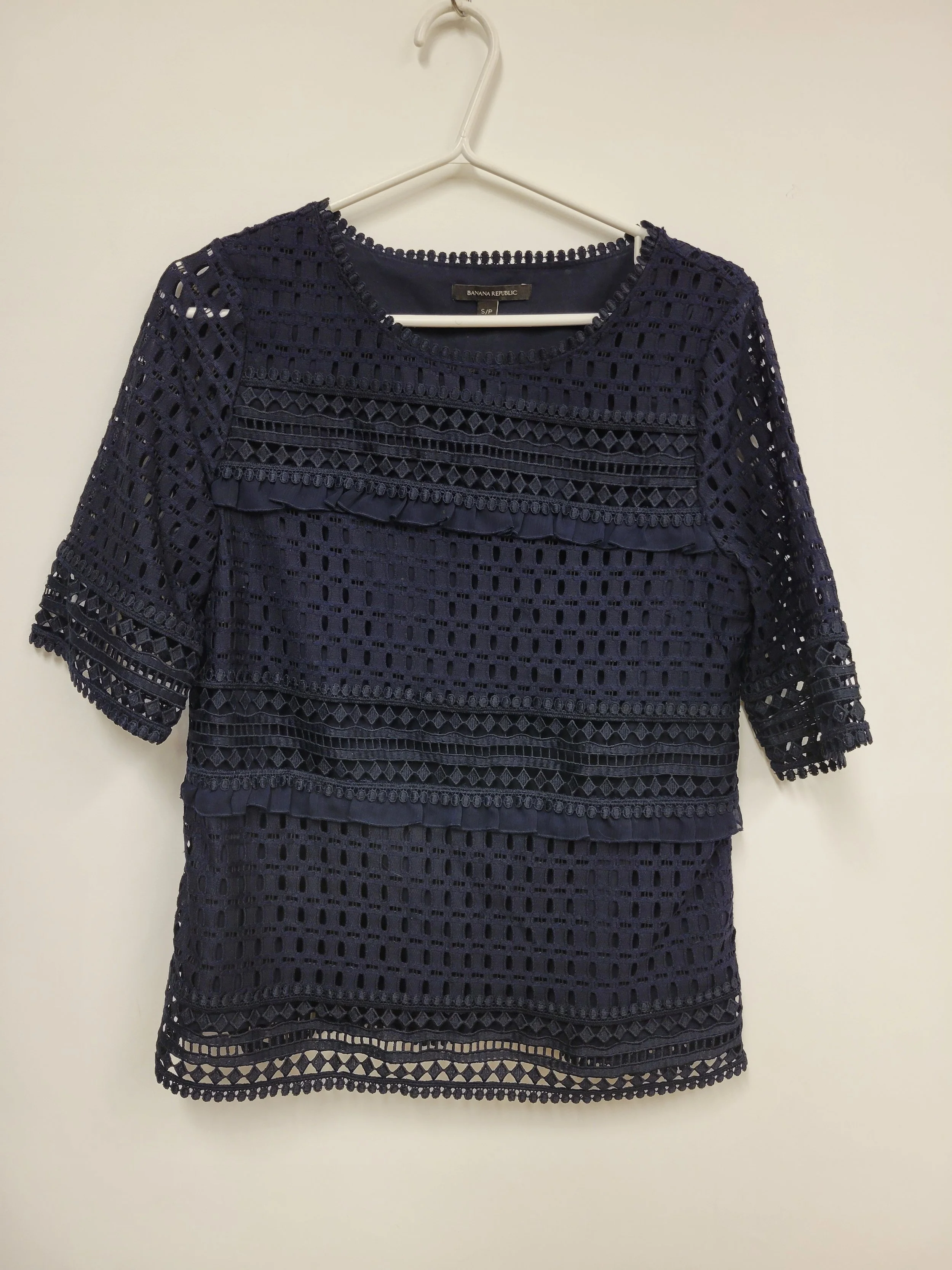 Haut, manches courtes, bleu foncé avec broderies, Banana Republic, S