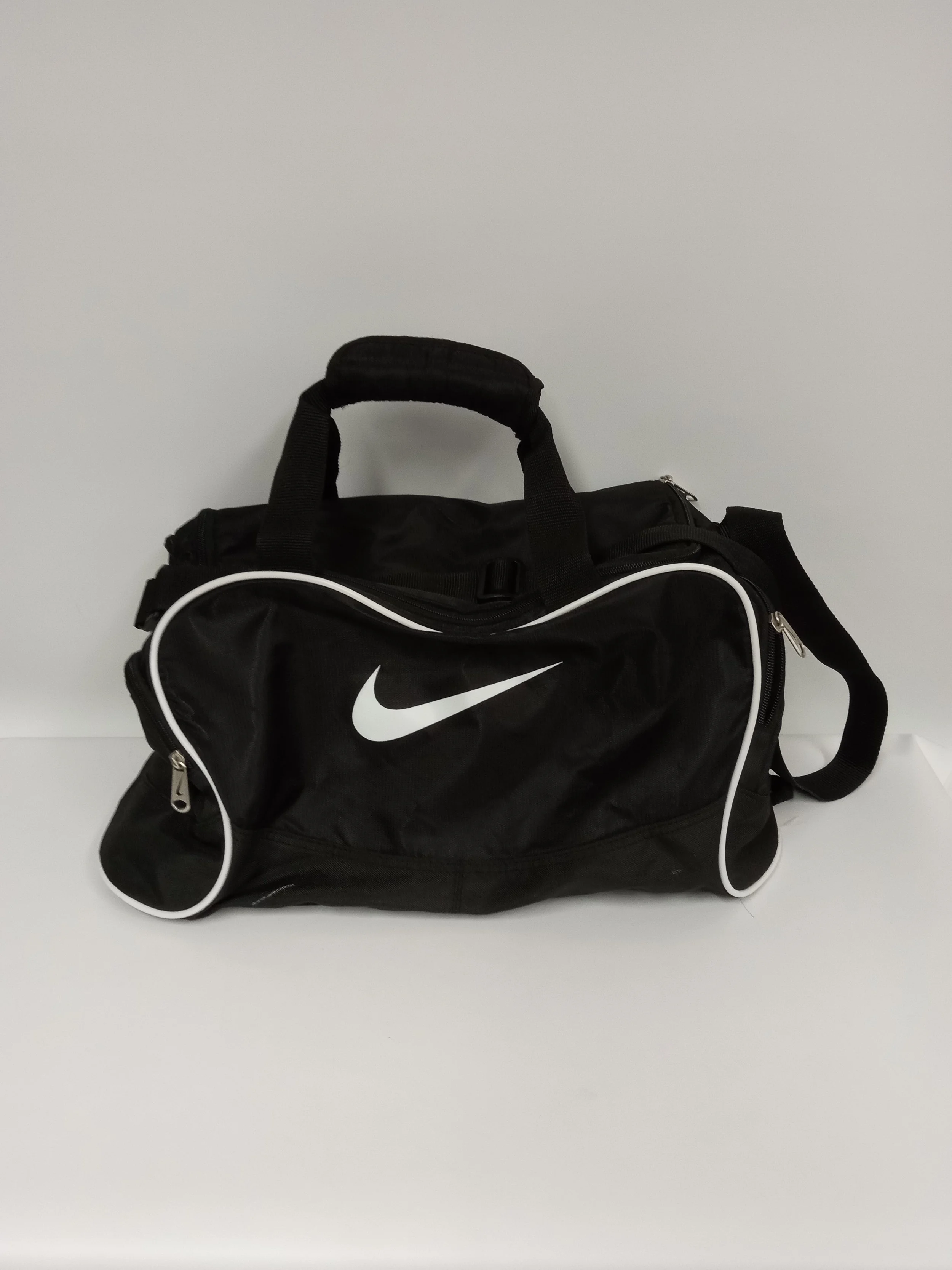 Sac de sport NIKE, Noir, Dimension 16 po long x 8 po haut x 11 po de profond