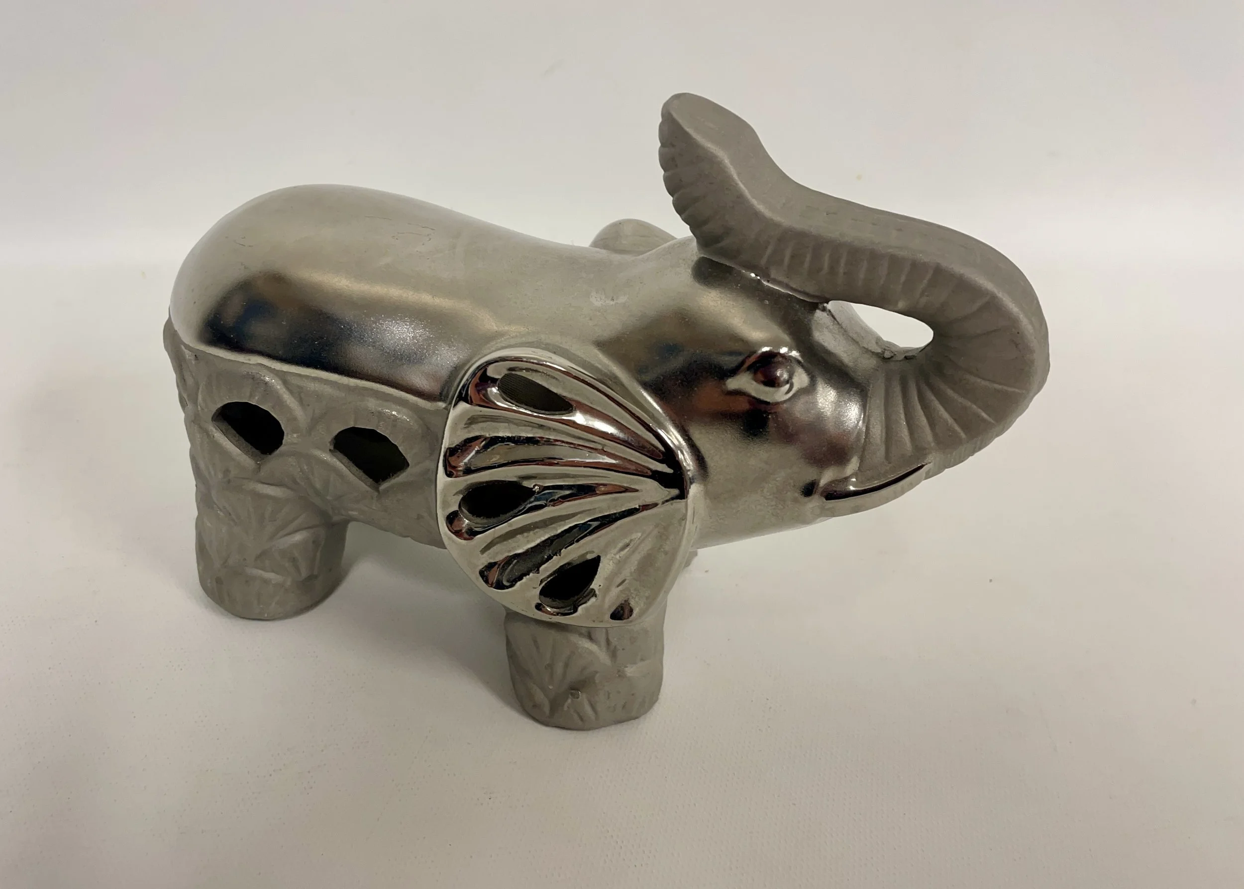 Éléphant en poterie et métal argent avec sachet d'encens, 20 cm long X 14 cm haut.
