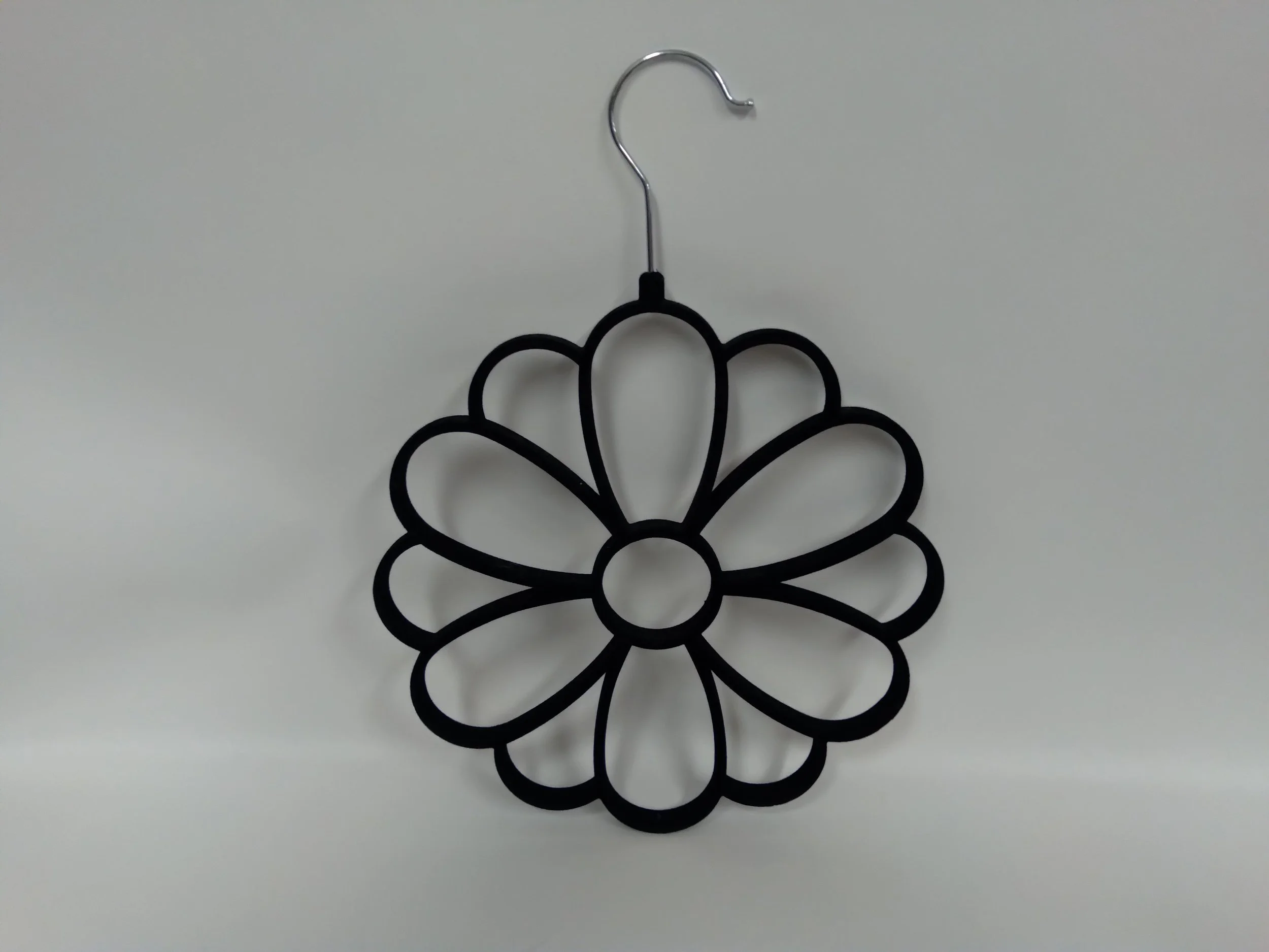 Cintre à foulards en velours noir en forme de fleur
