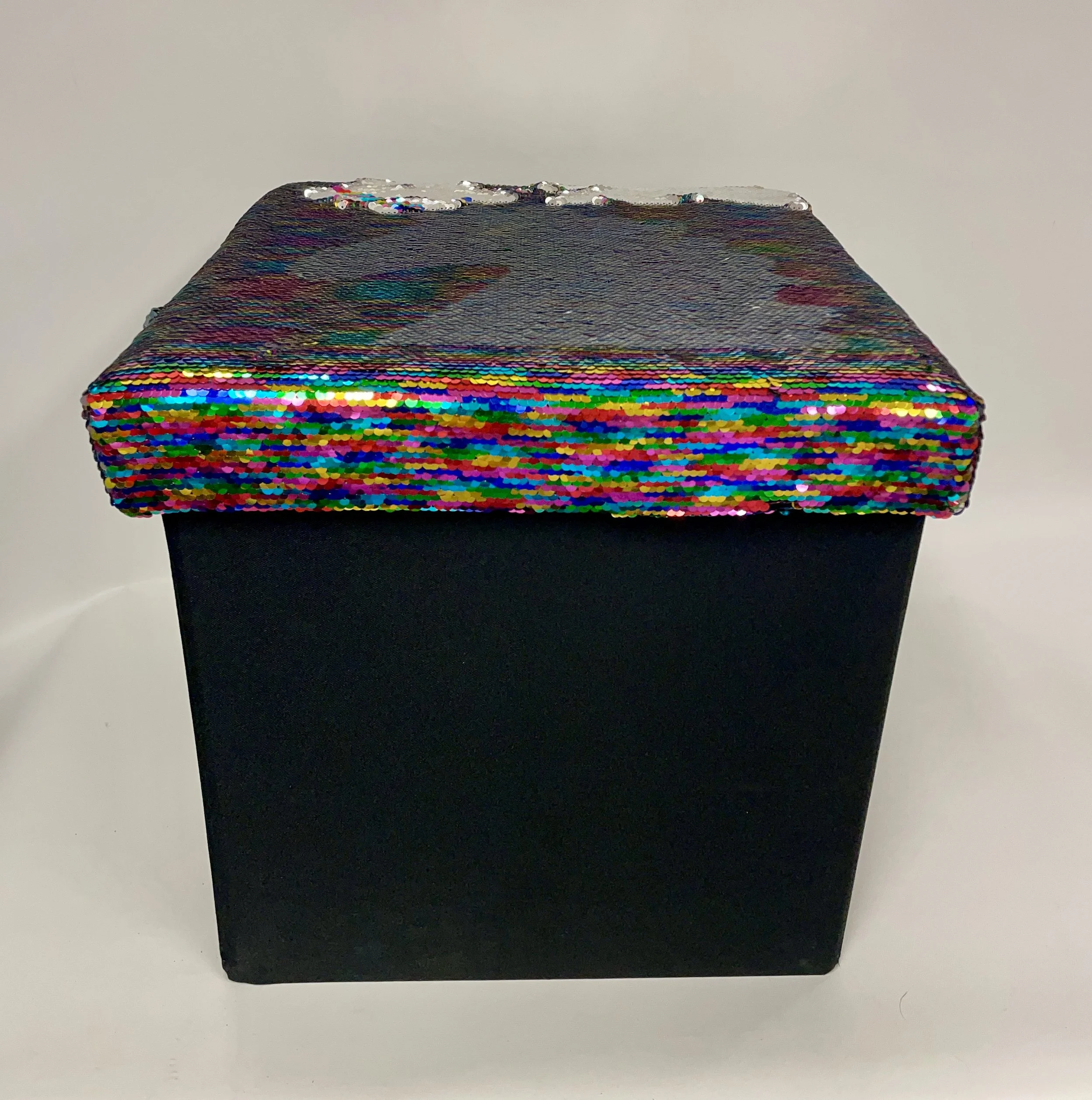 Tabouret noir avec rangement intérieur,  couvercle motif de licorne,  35 par 35 cm.