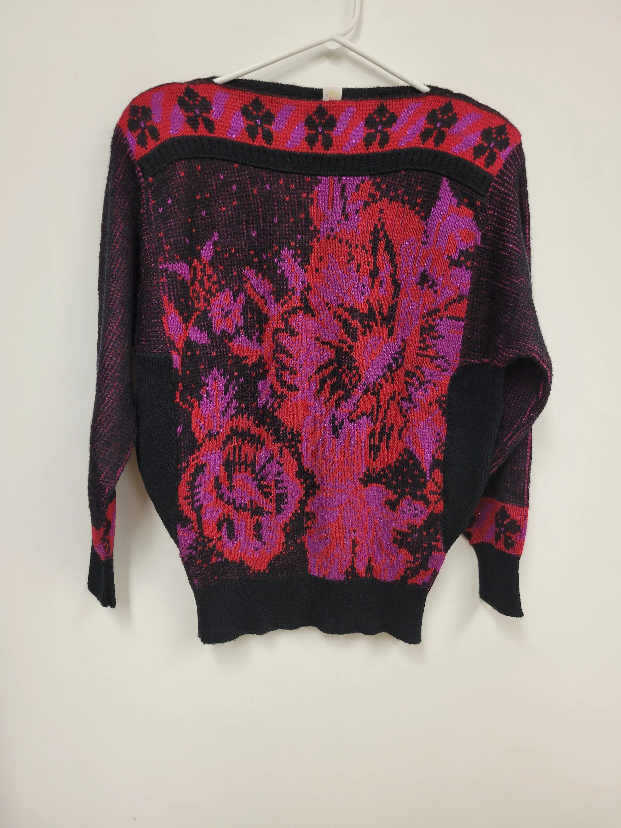 Tricot noir avec fleurs rose et rouge, Phildar, M