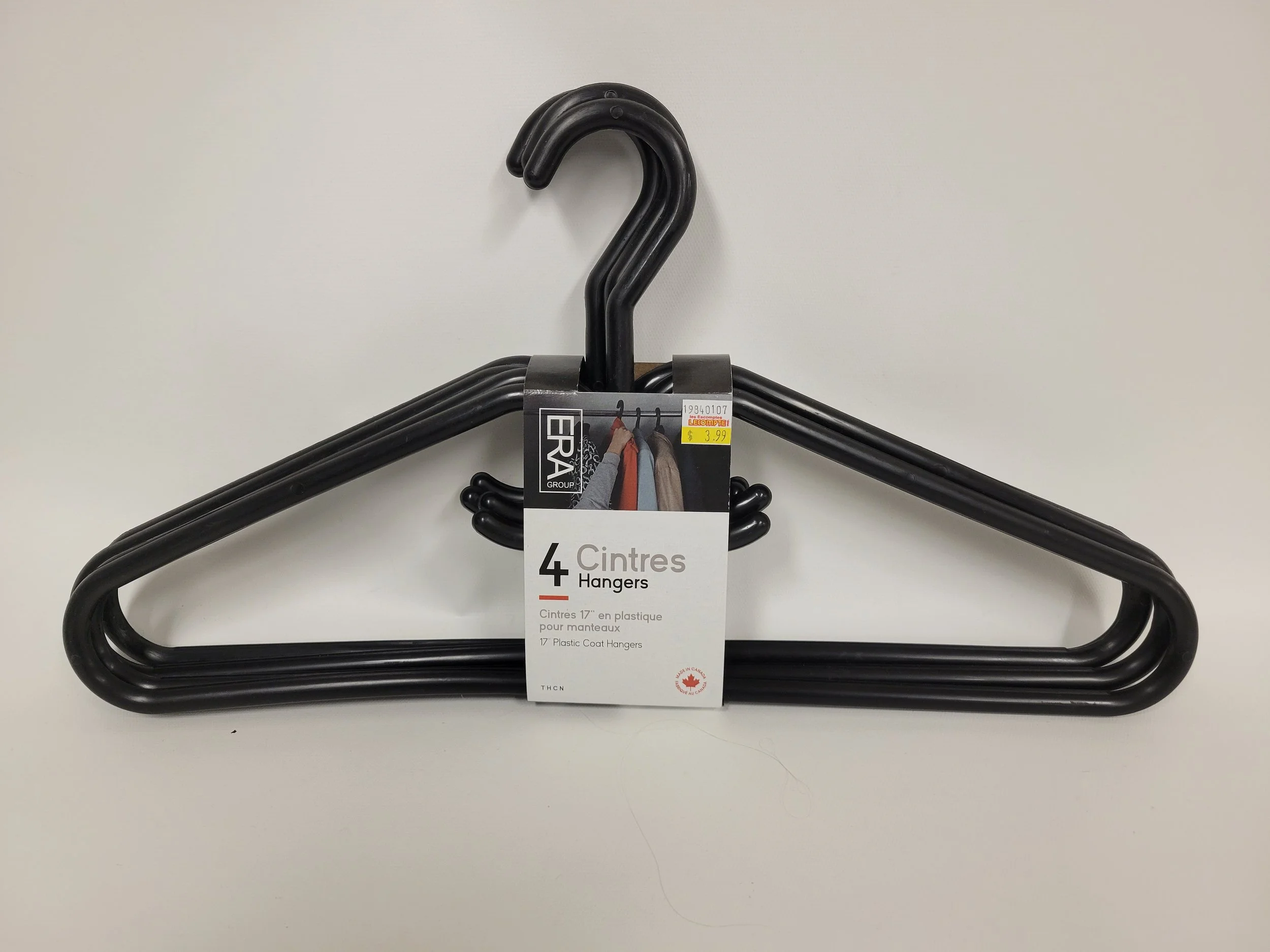 lot 4 cintres pour manteaux noirs
