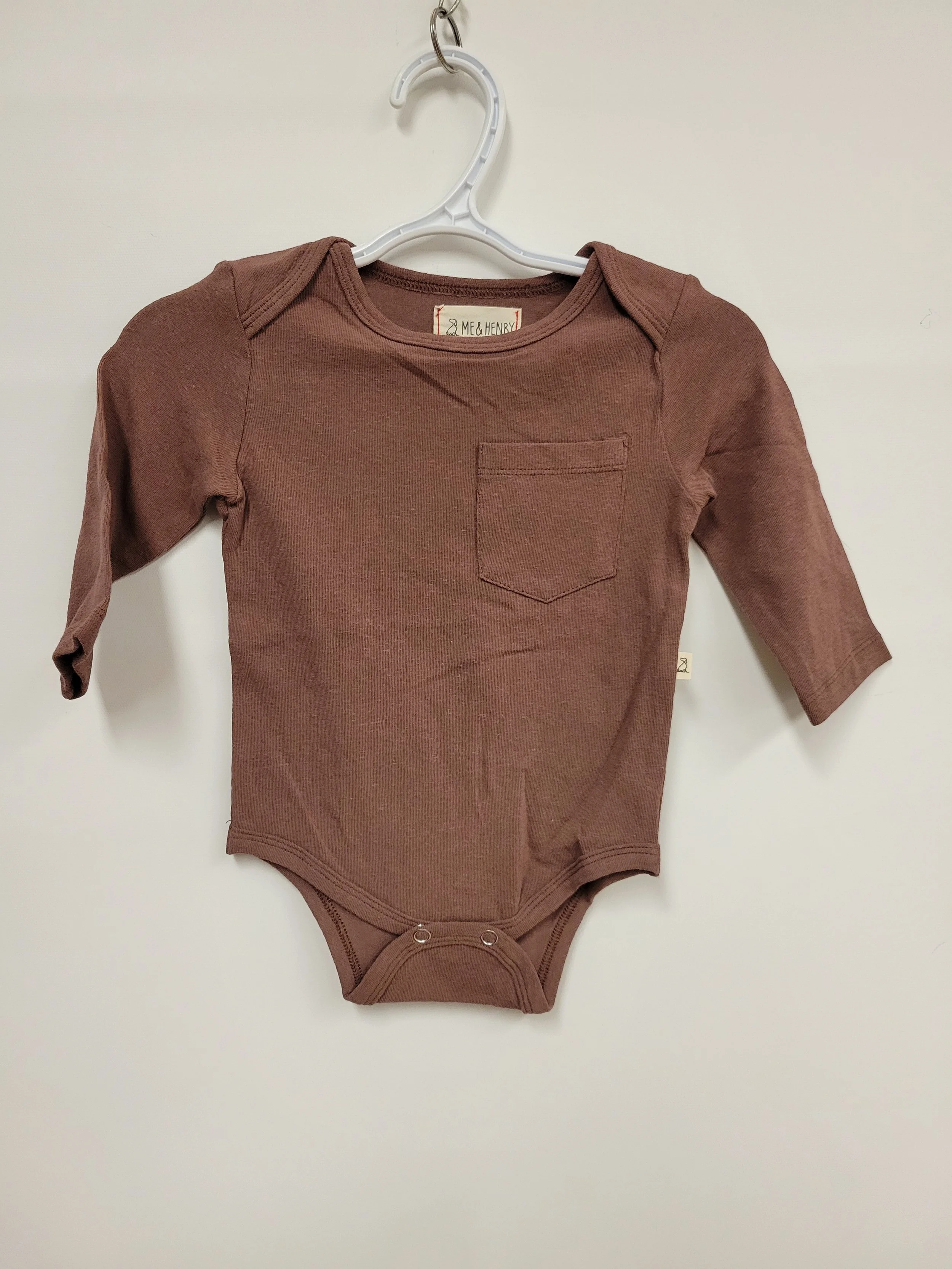 NEUF - Cache-couche brun foncé, Me & Henry, 3-6 mois (se vend ~40$)
