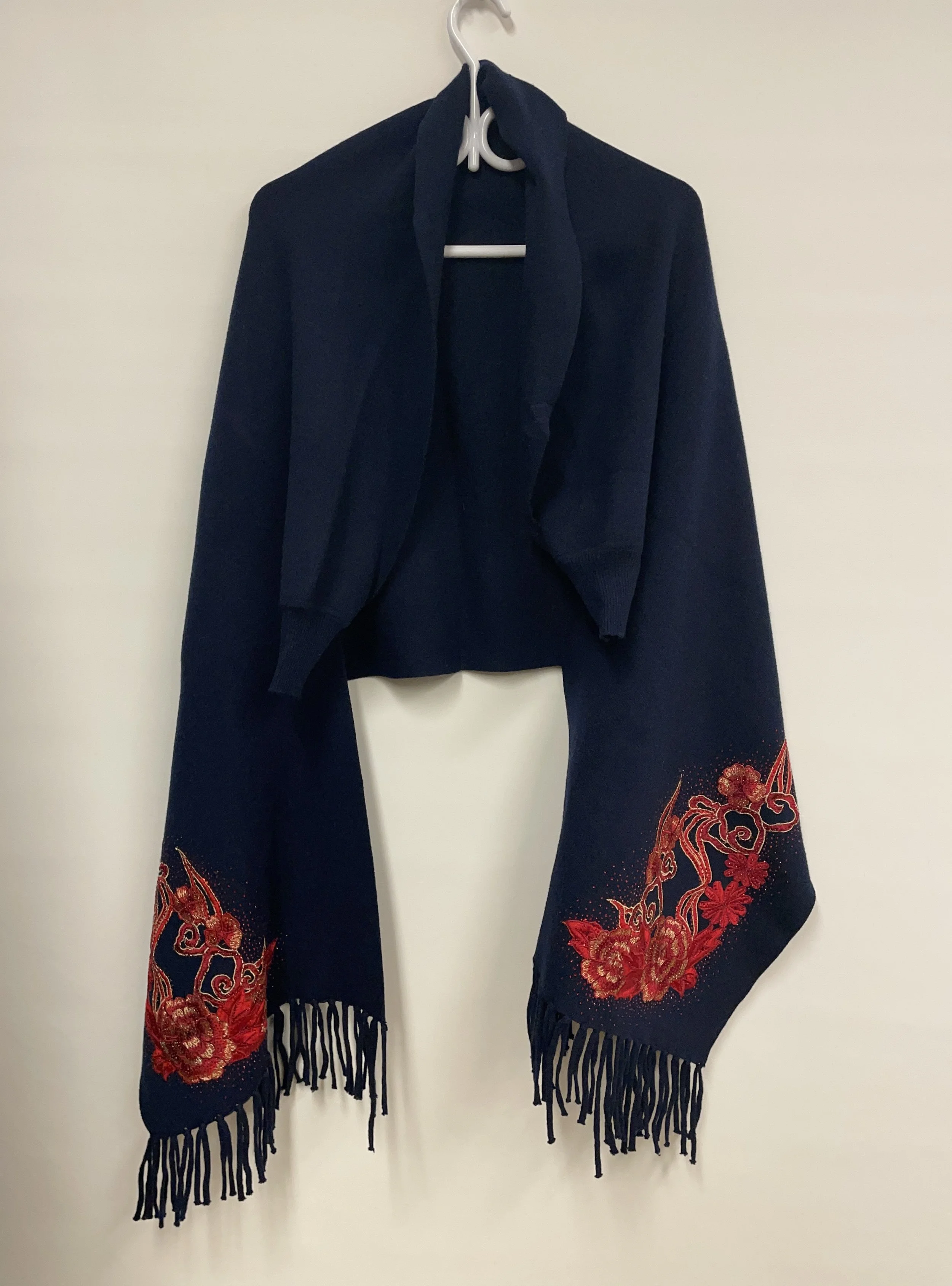 Châle marine et rouge scintillant, avec petites manches, taille unique.