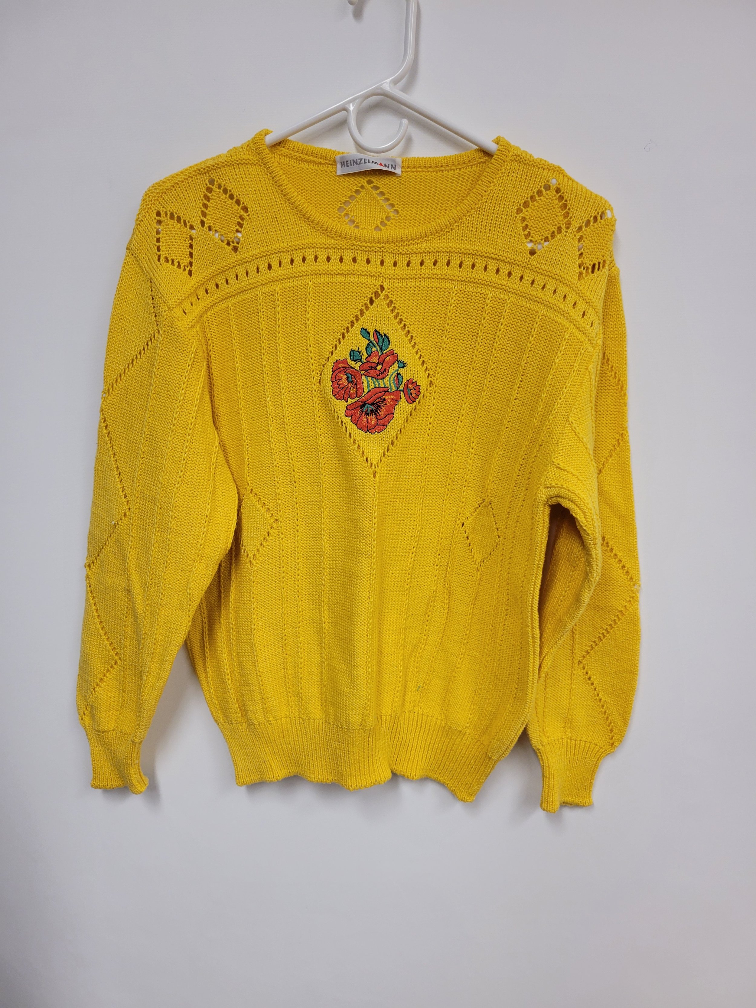 Comme neuf - Tricot jaune motif ajouré, fleur rouge brodée, 100% coton, Heinzelmann, taille 38