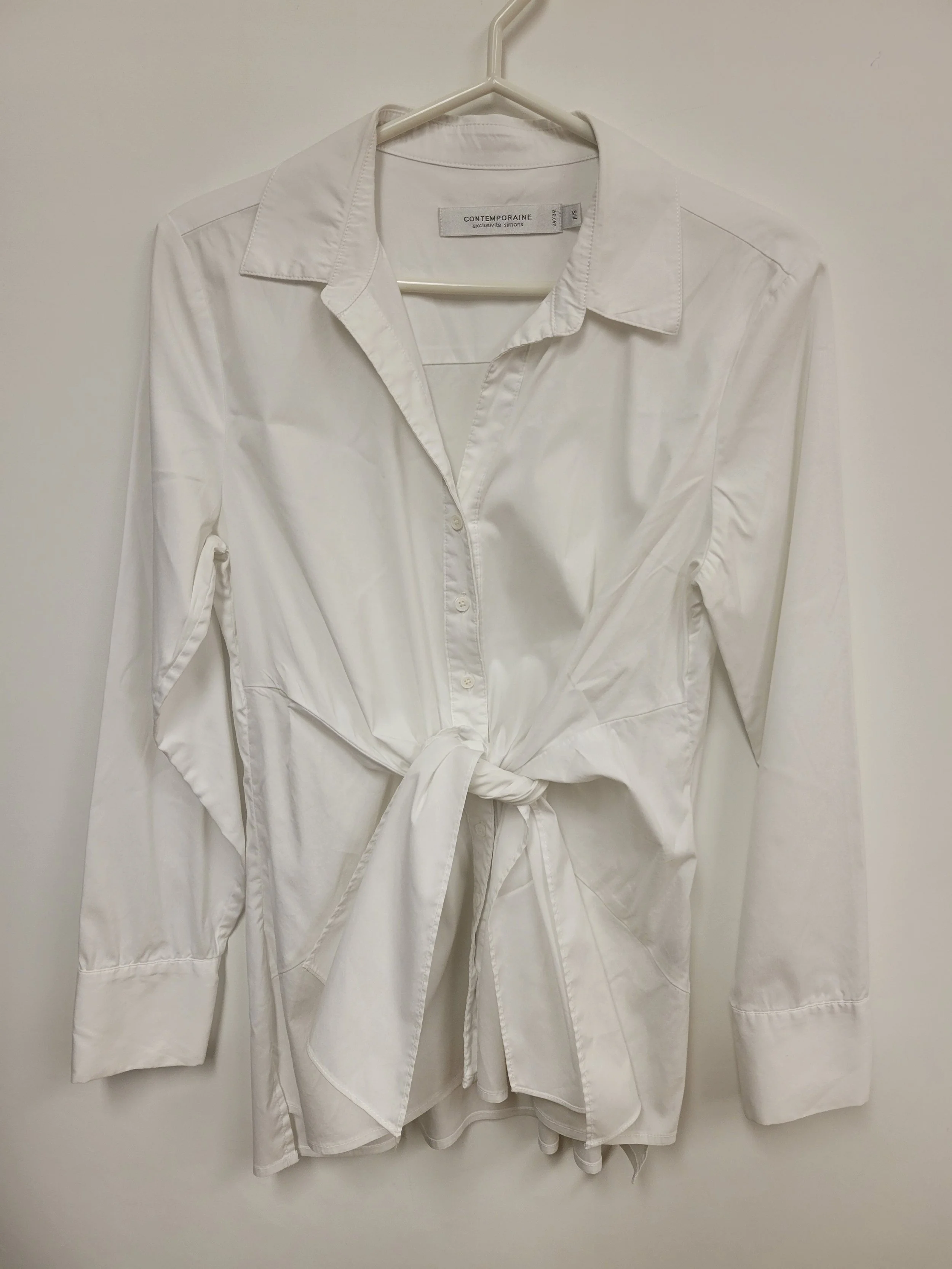 Chemise blanche longue, nouée à l'avant, Contemporaine, S