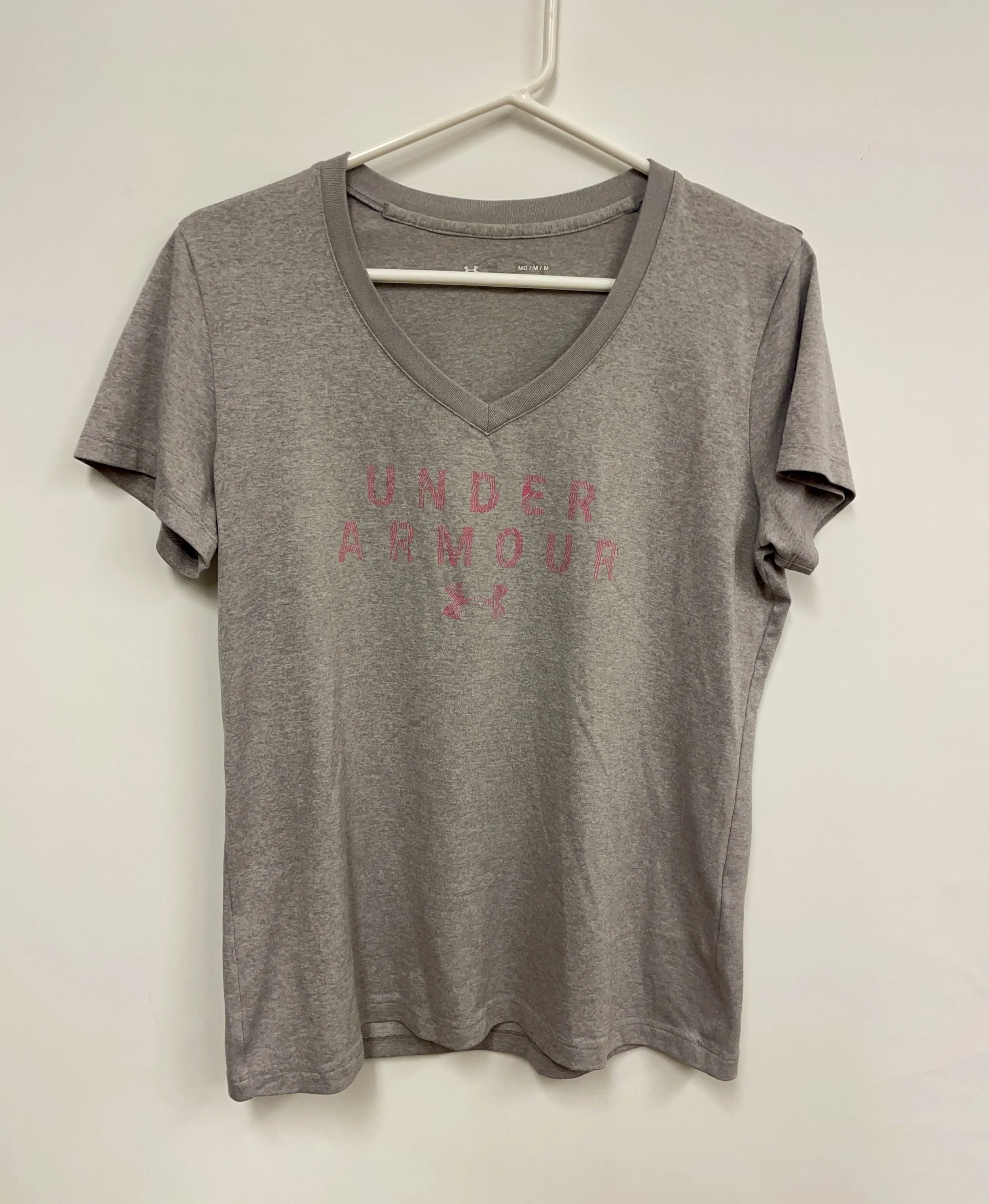 T-shirt gris, UNDER ARMOUR, 100% polyester, taille M.