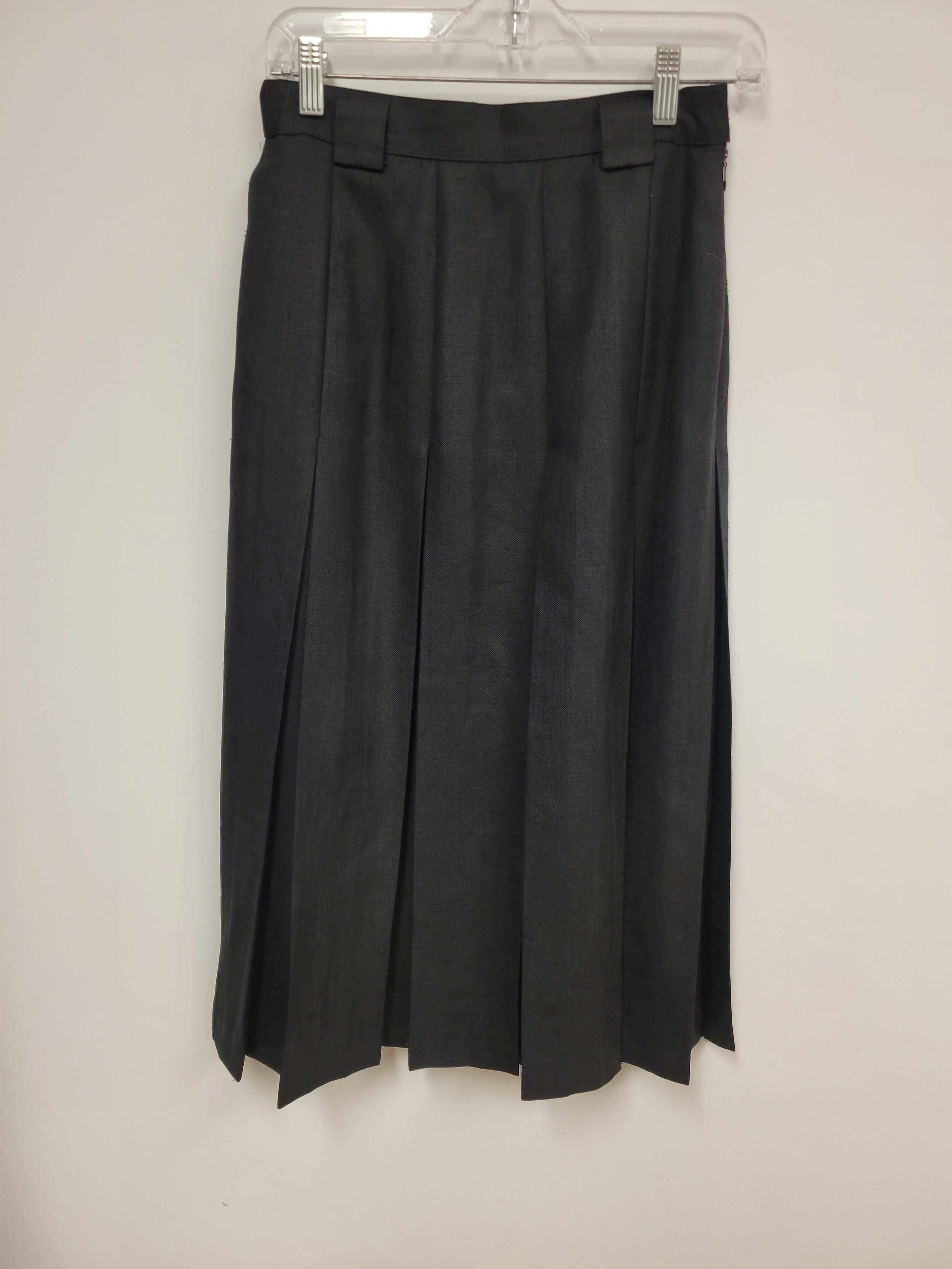 Jupe longue plissée noire, polyester effet lin ou soie, tour de taille 26 po