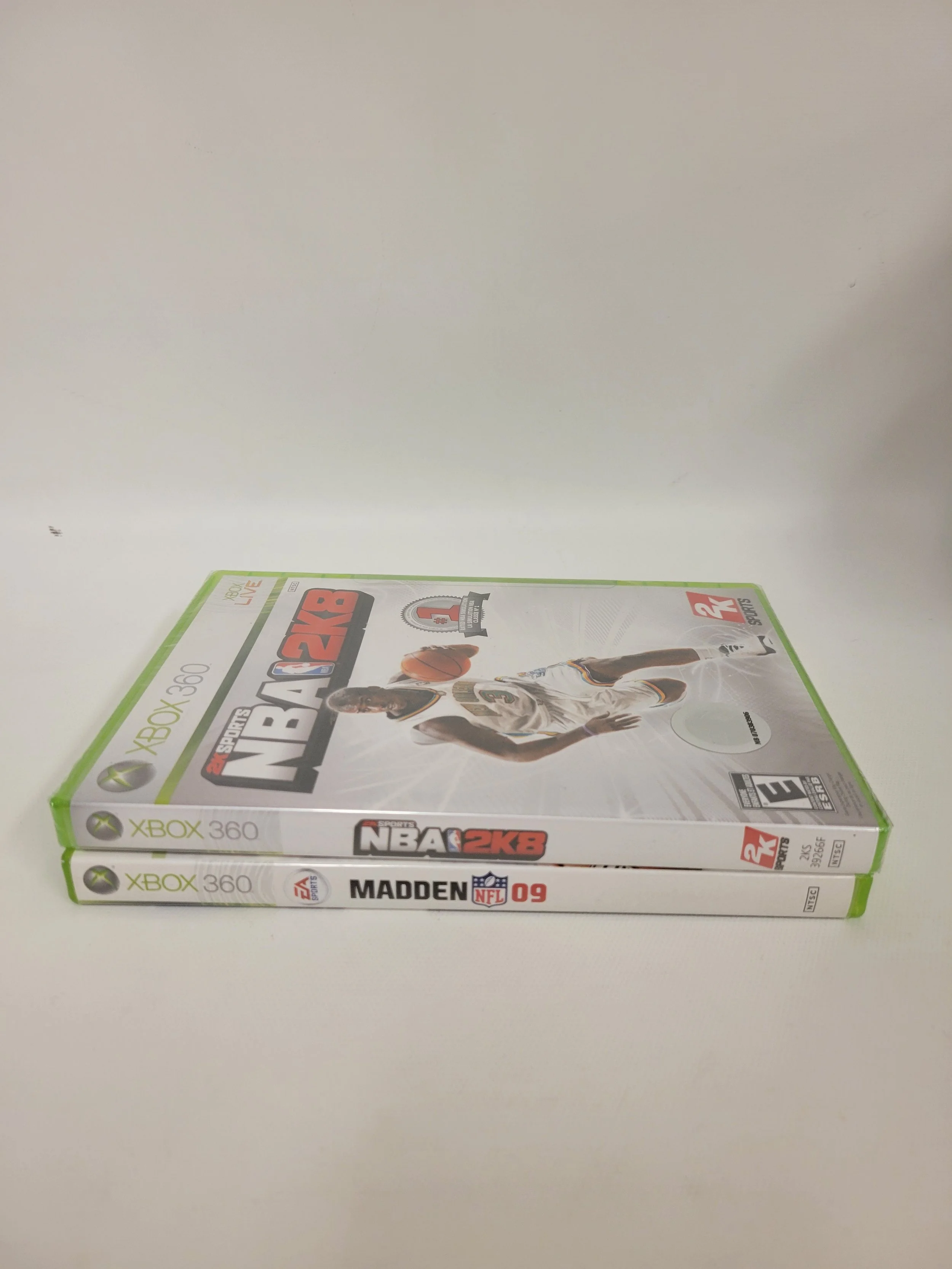 NEUFS - 2 jeux XBOX360, NBA 2K8 et Madden NFL09