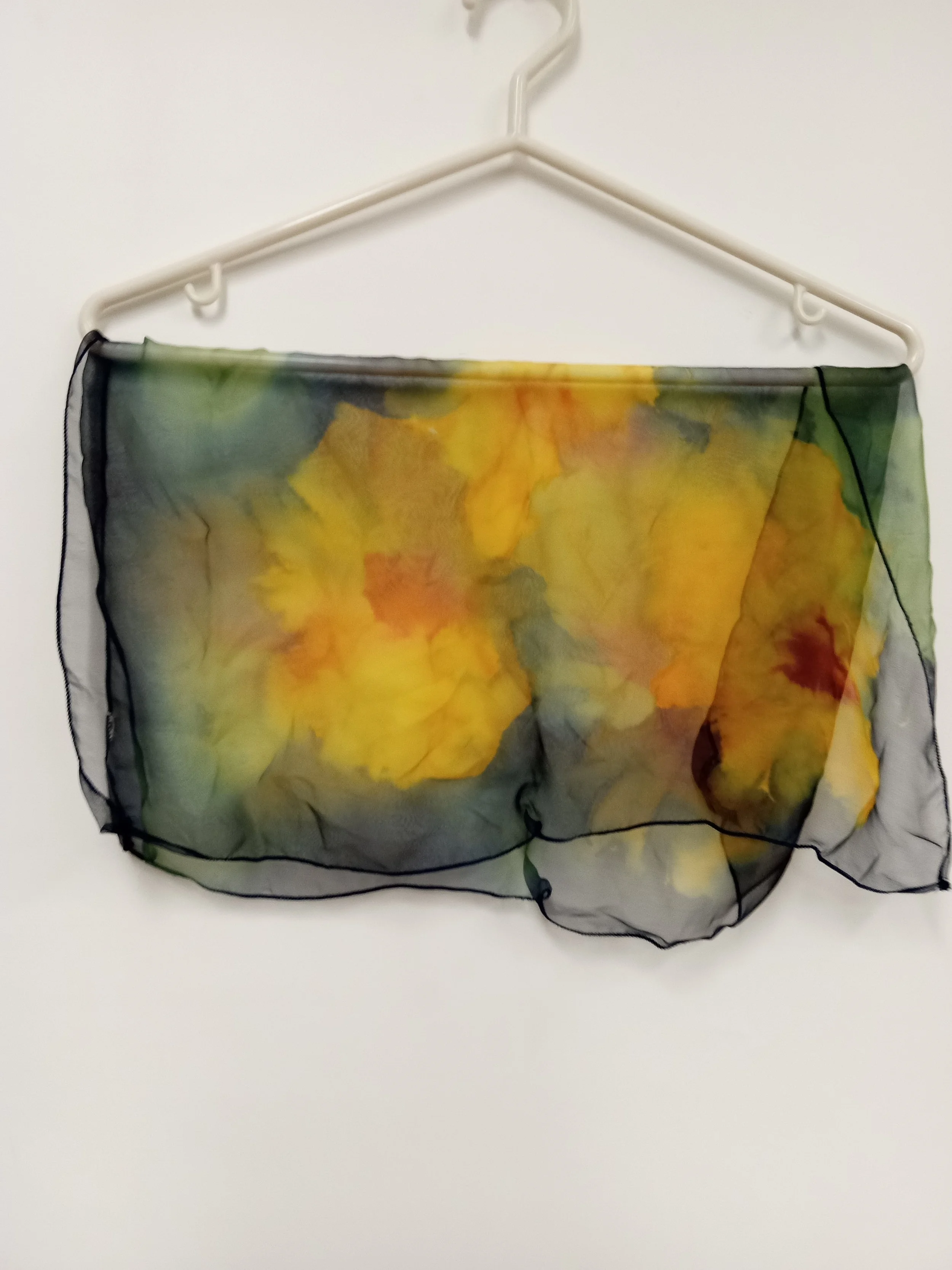 Foulard transparent, noir et fleurs