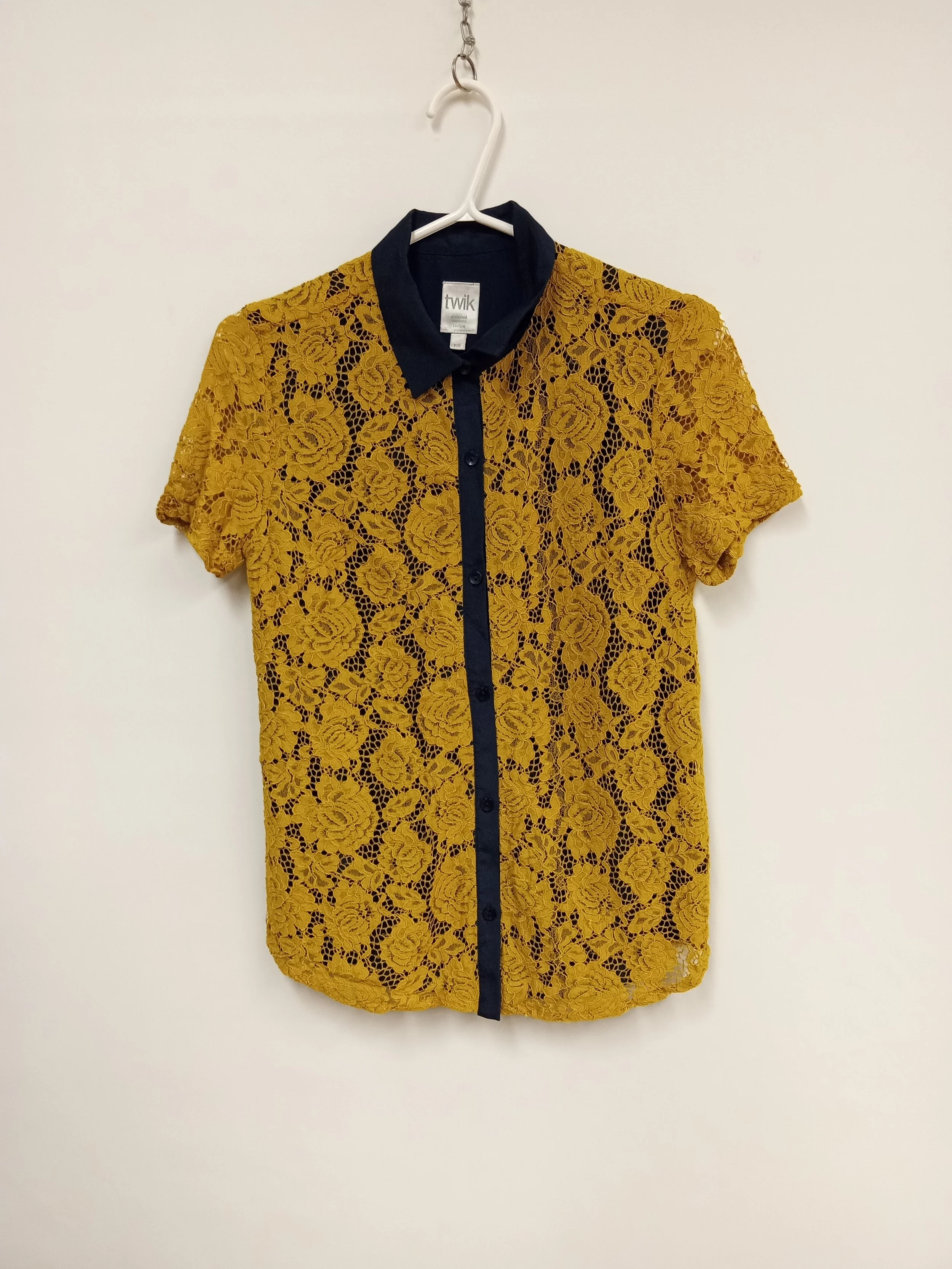 Chemise boutonnée manches courtes, dentelle jaune et doublure bleu marin, Twik par Simmons, S