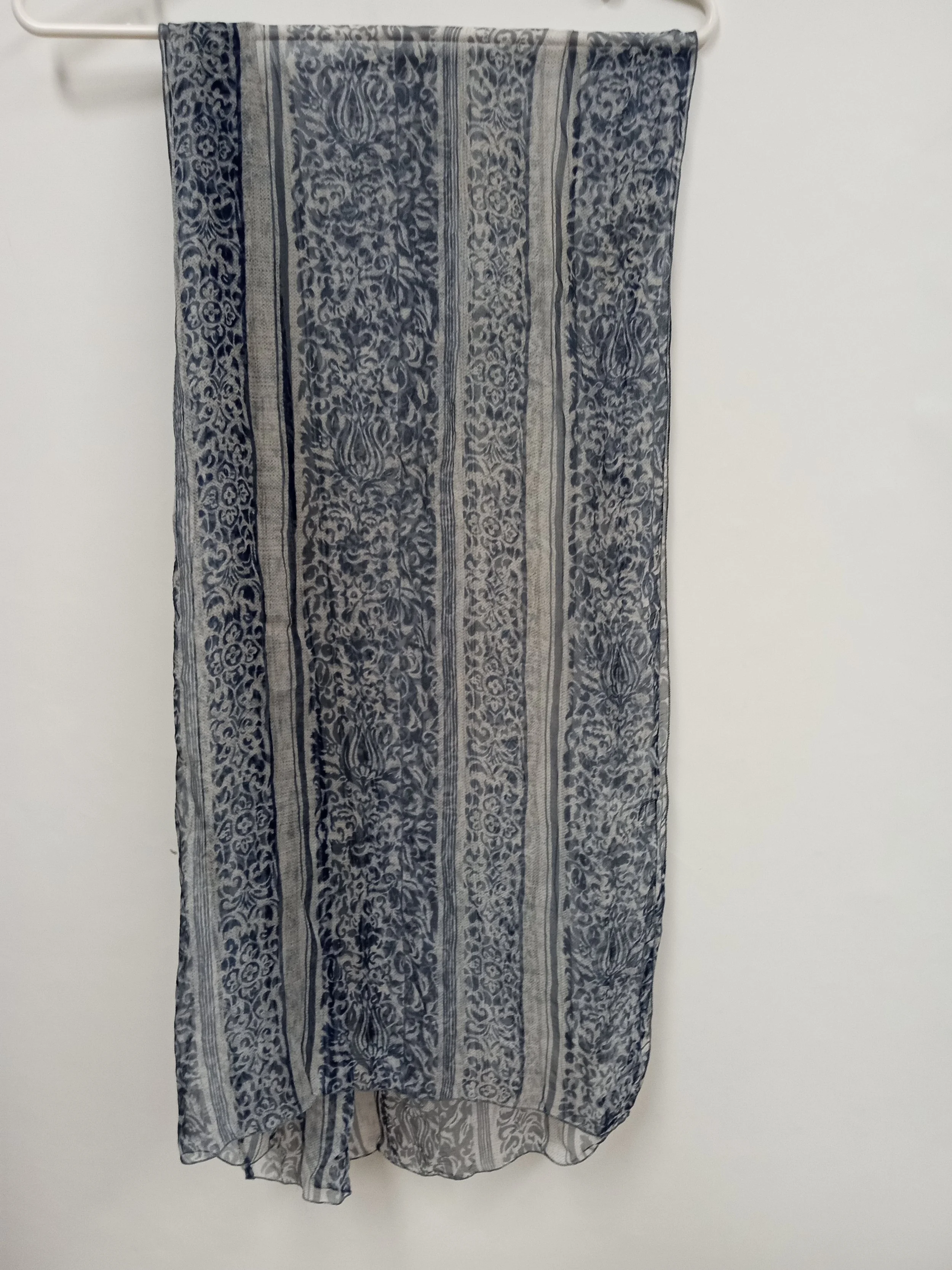 Foulard bleu et blanc, voile transparent