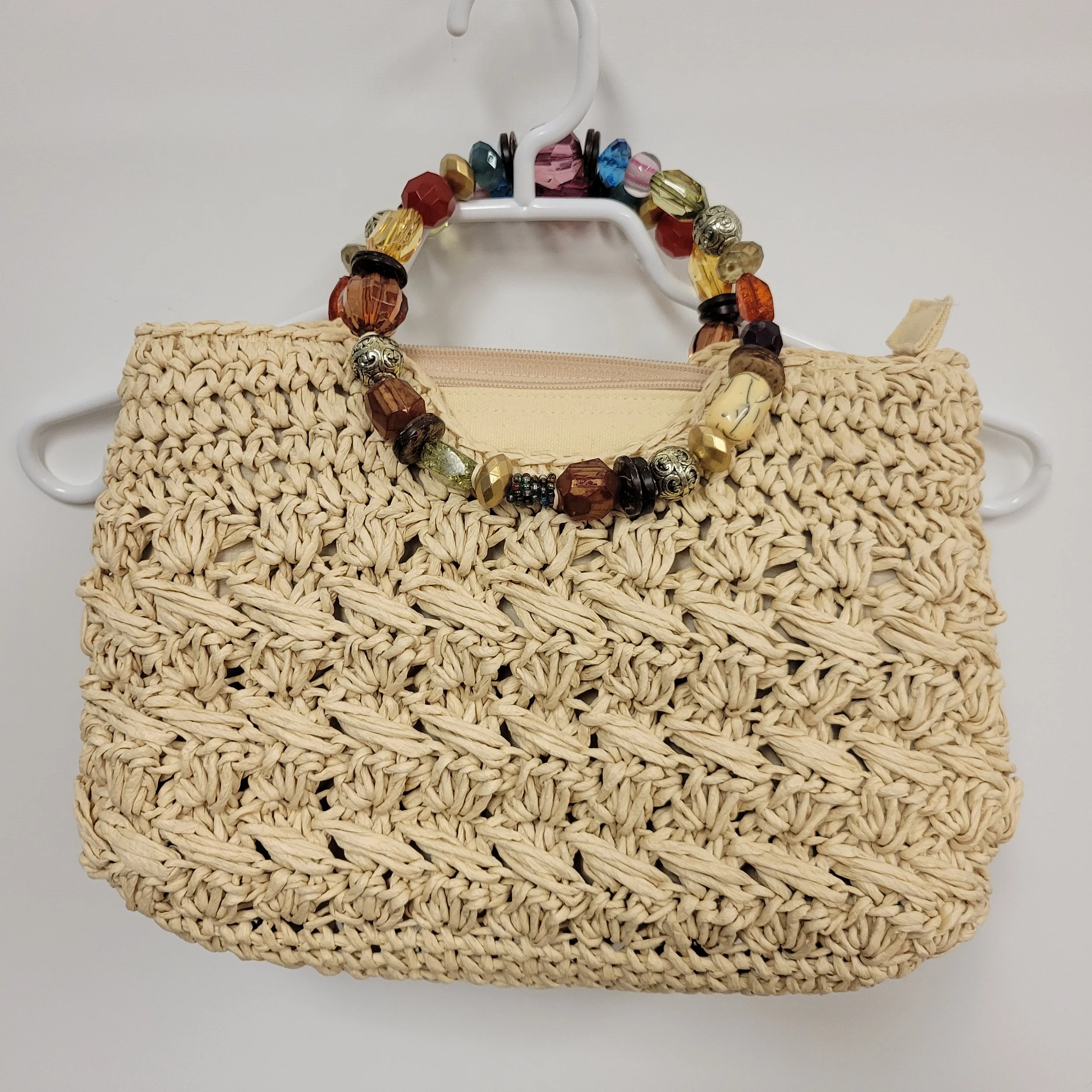 Petit sac à main en raffia avec poignées perlées