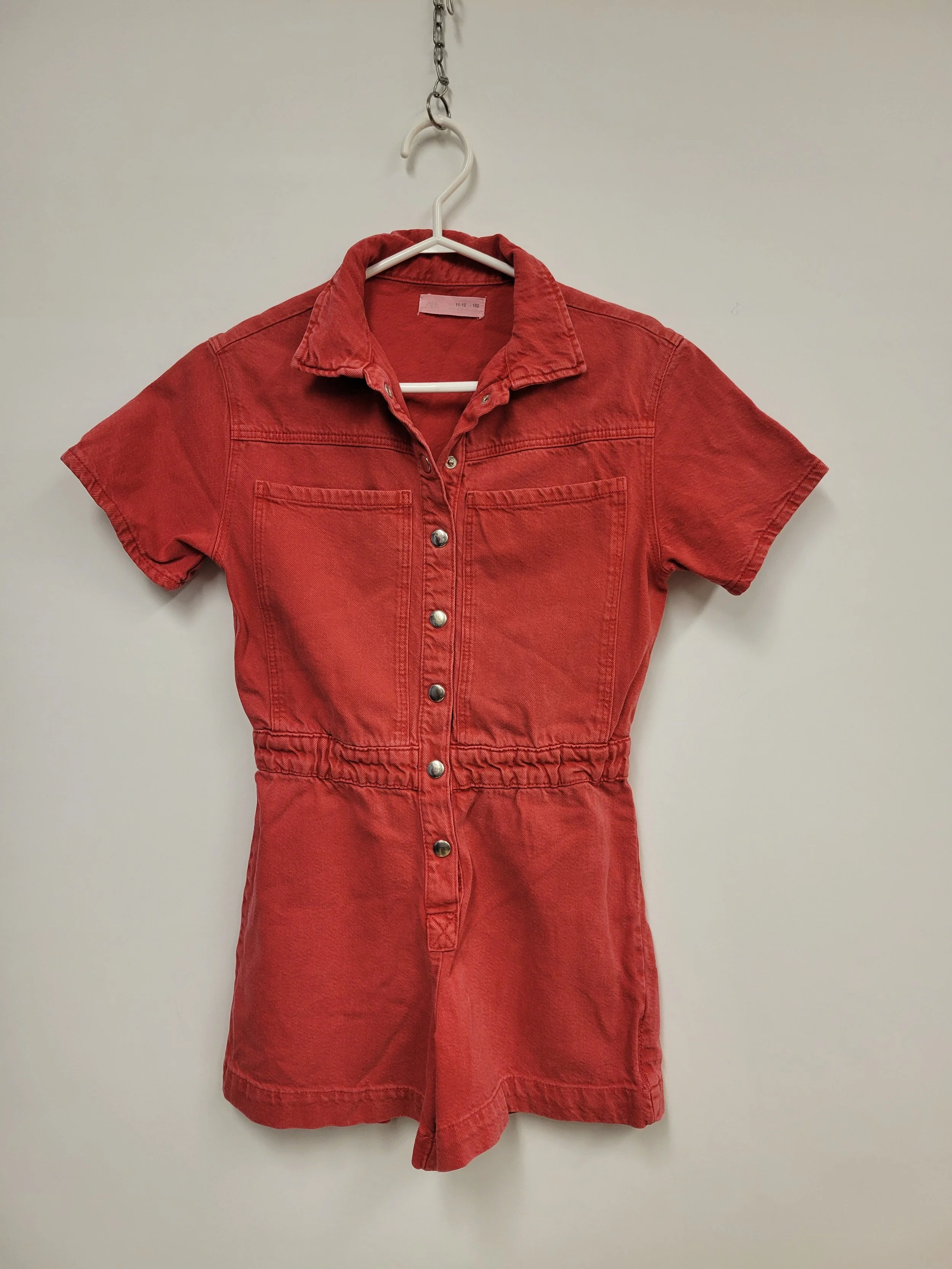 Jumpsuit à culotte courte en jeans rouge, ZARA, 11-12 ans