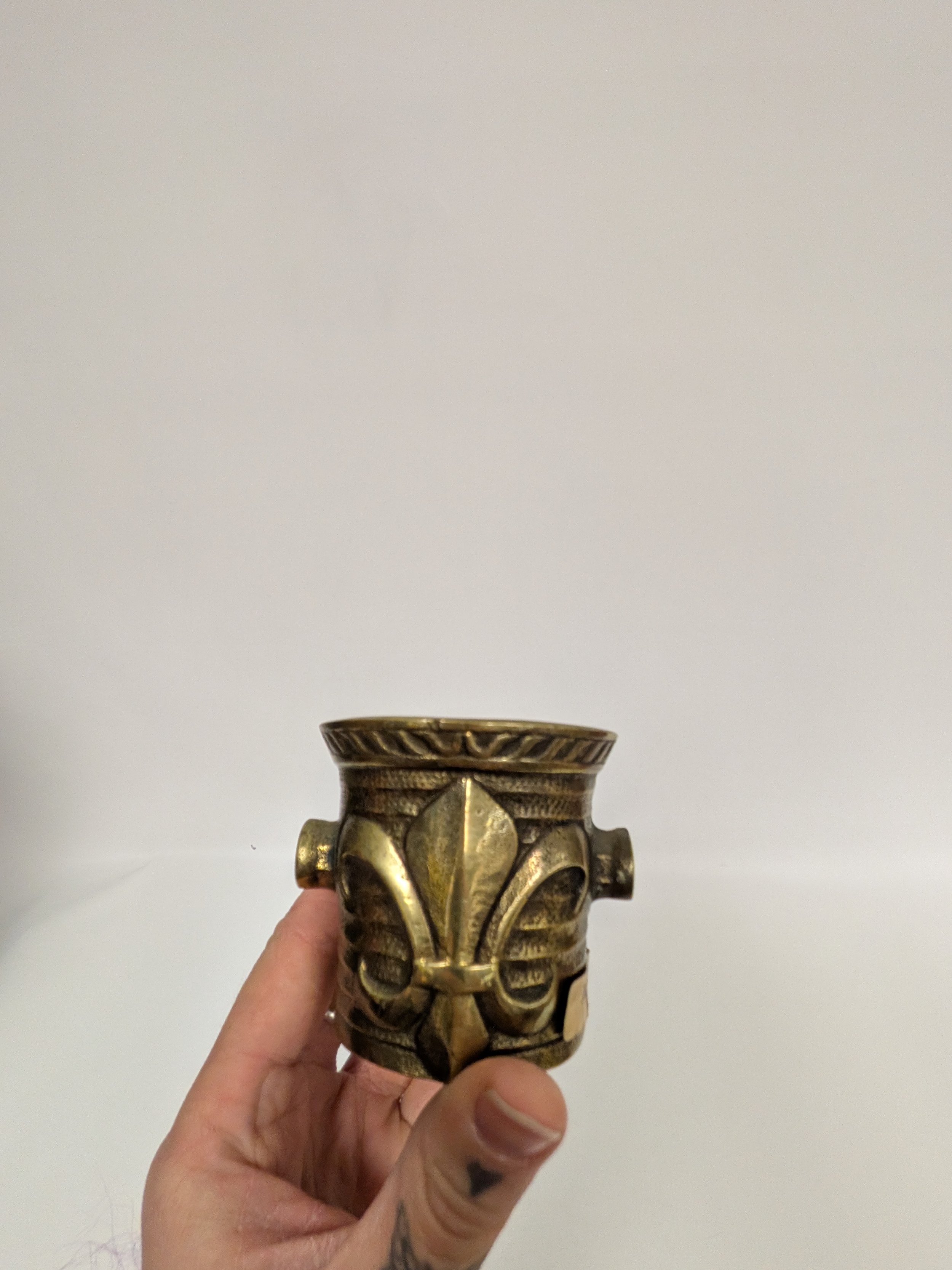 Petit bougeoir en bronze, fleur de lys