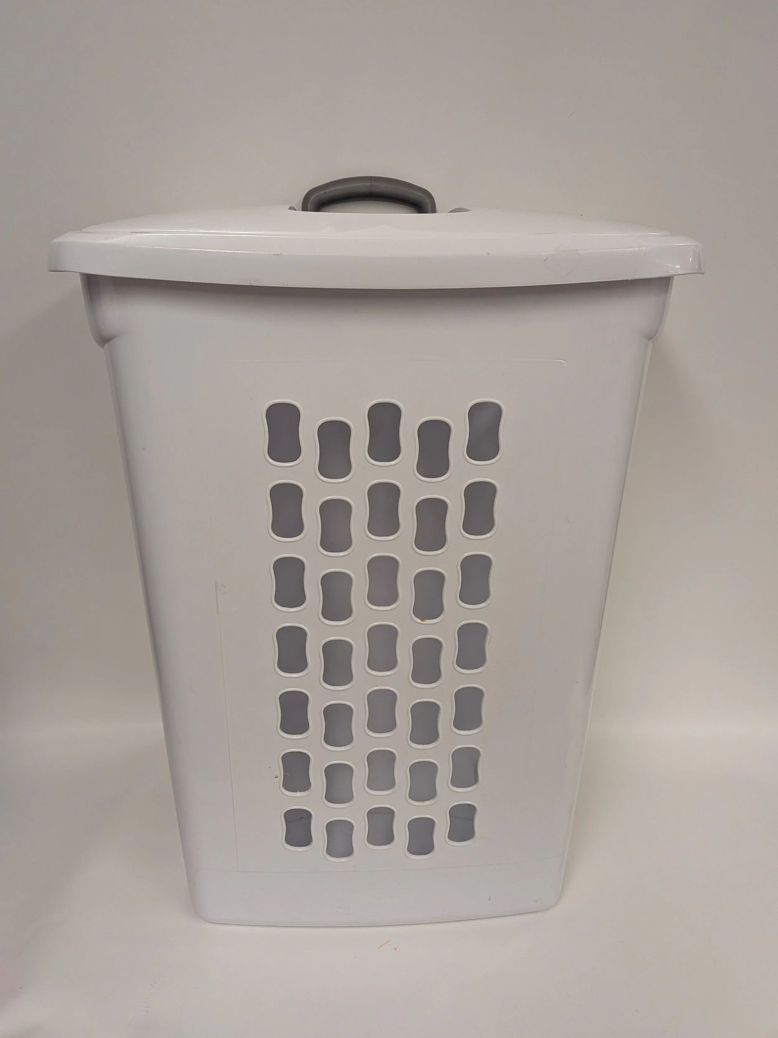 Manne à linge en plastique blanc sur roulettes avec poignée télescopique