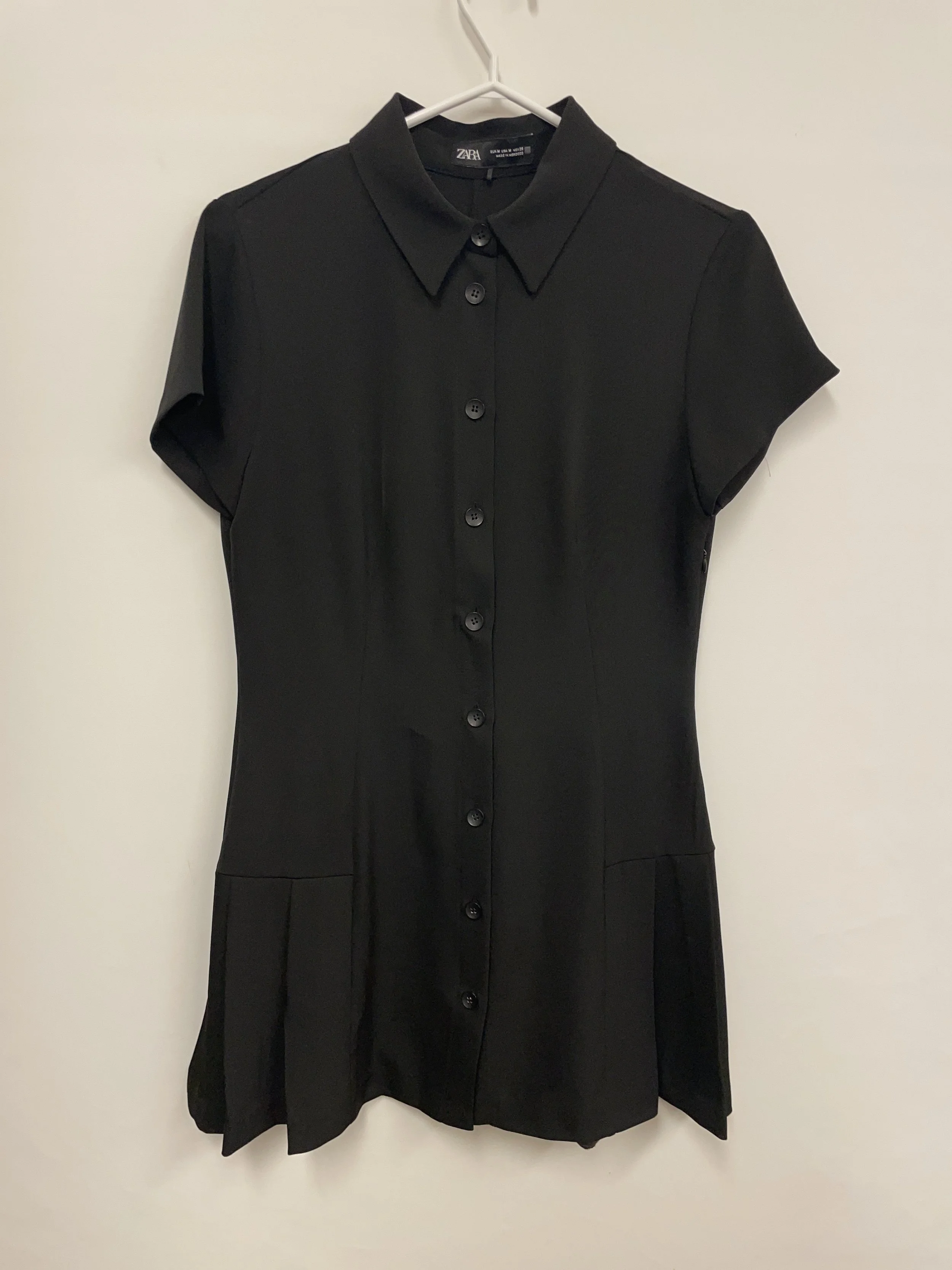 Robe courte noire boutonnée, ZARA, comme neuve, taille M.