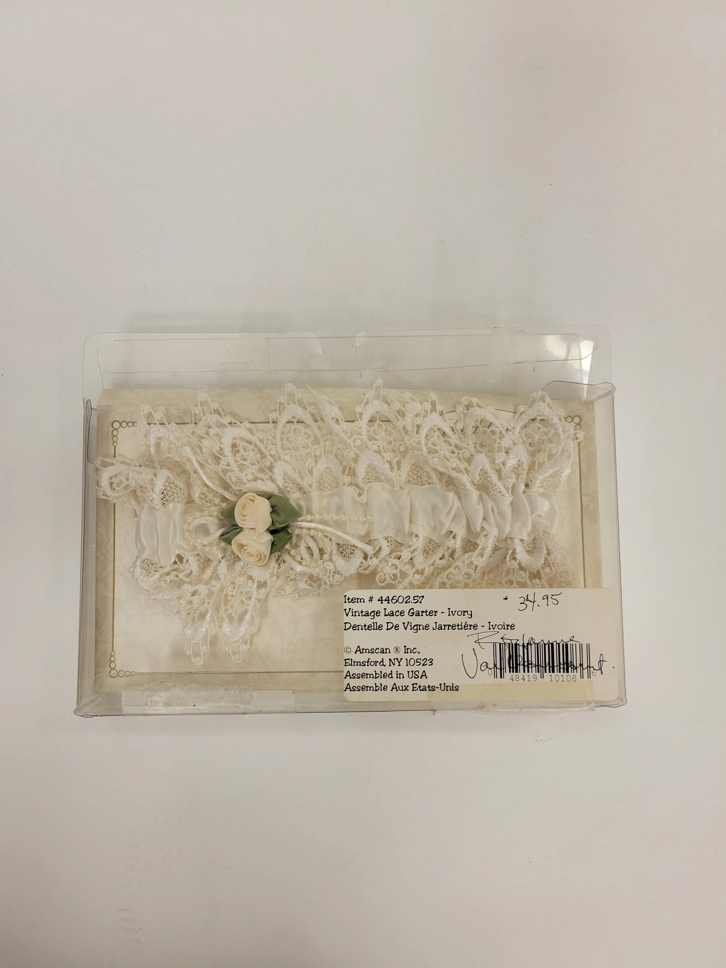 Accessoire (jarretière) en dentelle et satin, Dentelle de vigne