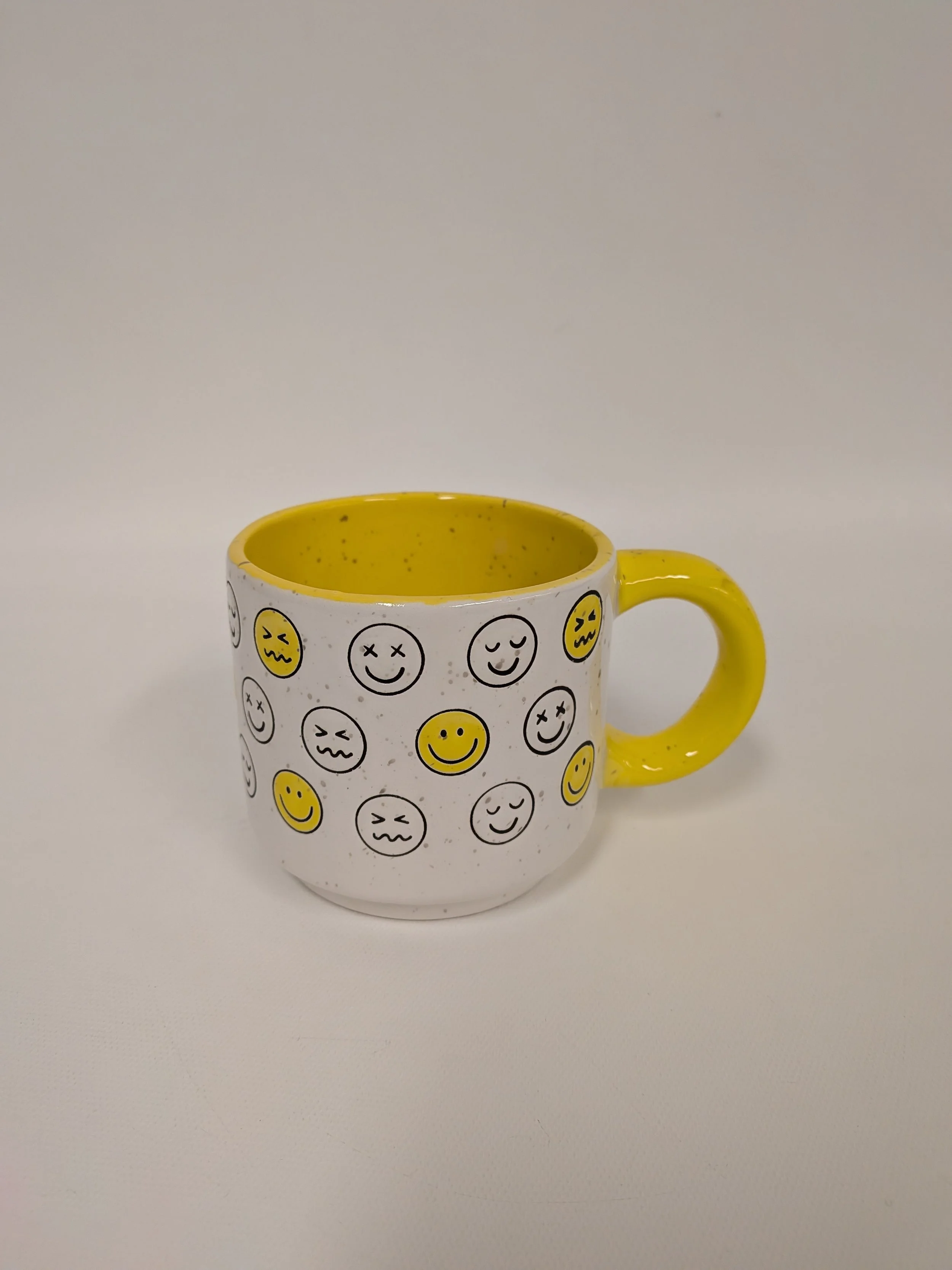 Tasse en céramique avec émojis en relief