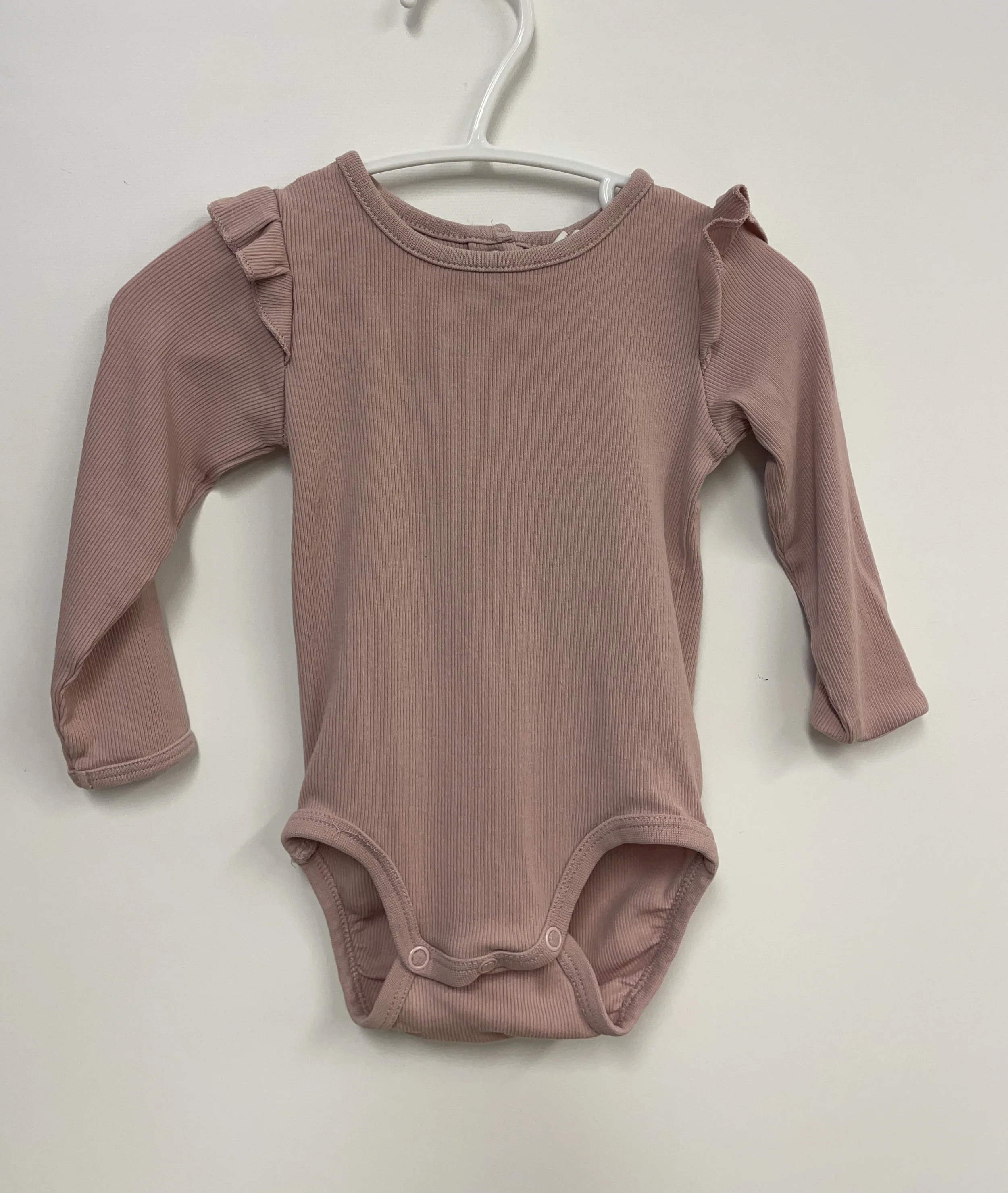 Cache-couche/chandail rose, H&M, taille 6-9 mois.