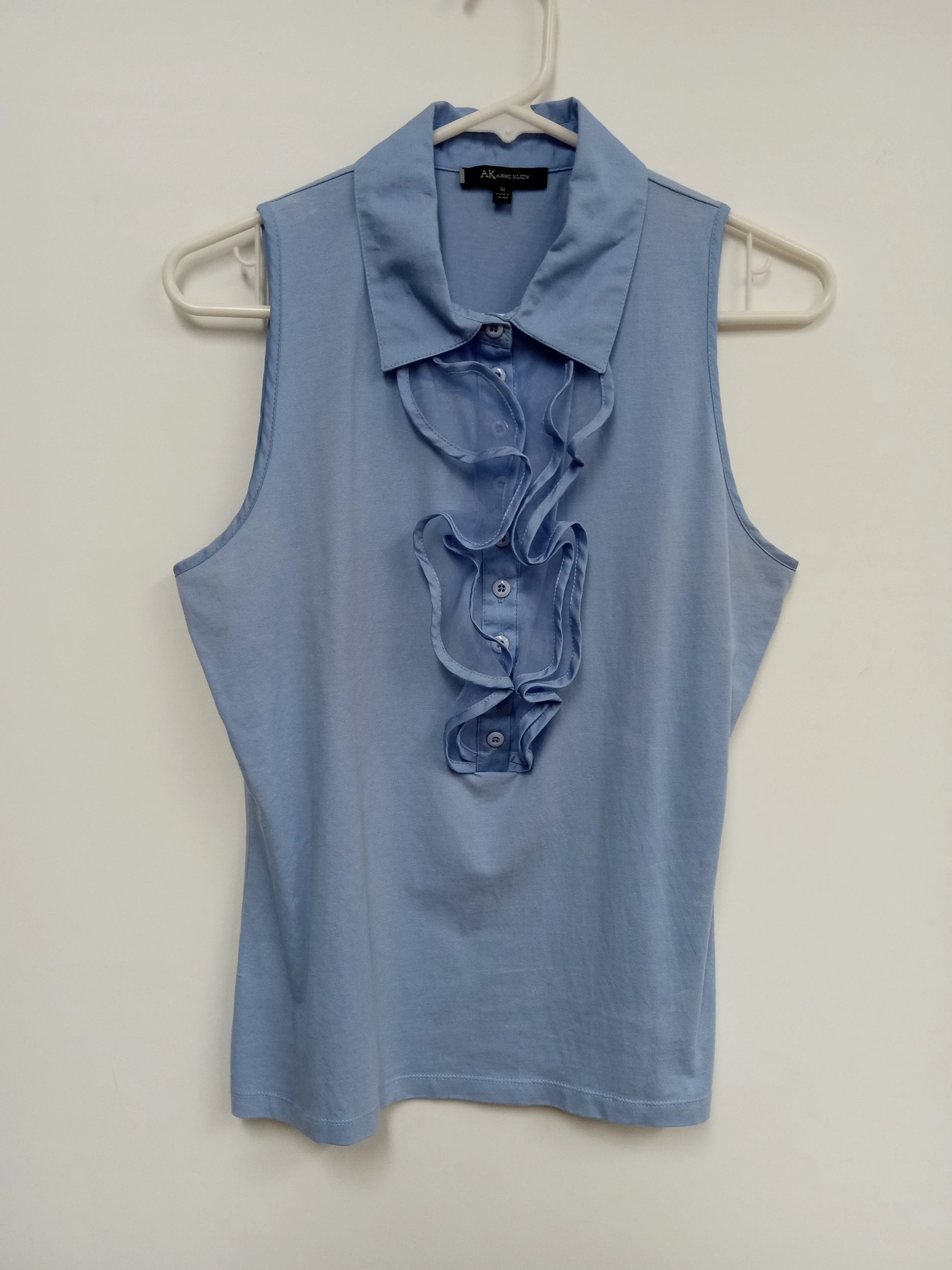 Haut bleu pâle sns manches, frise à la boutonnière, Anne Klein, M