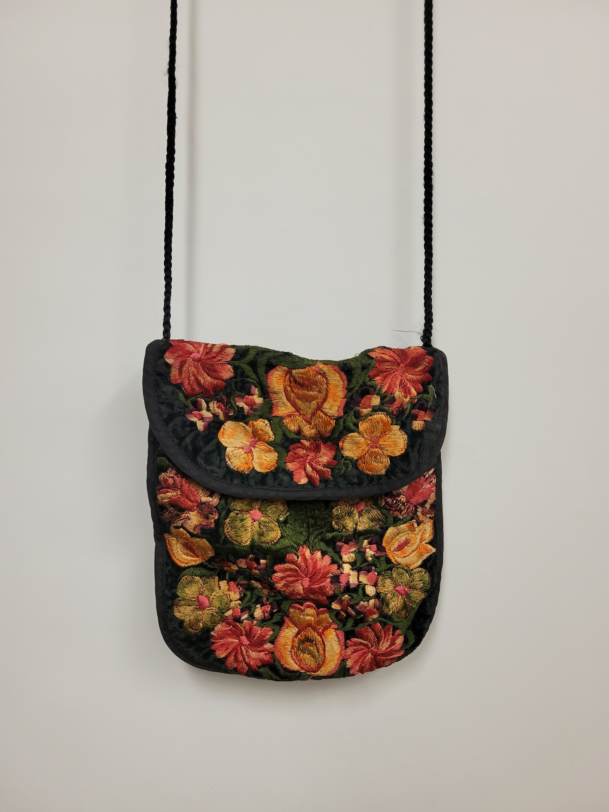 Petit sac à main en velours noir avec fleurs brodées, bandoulière ajustable