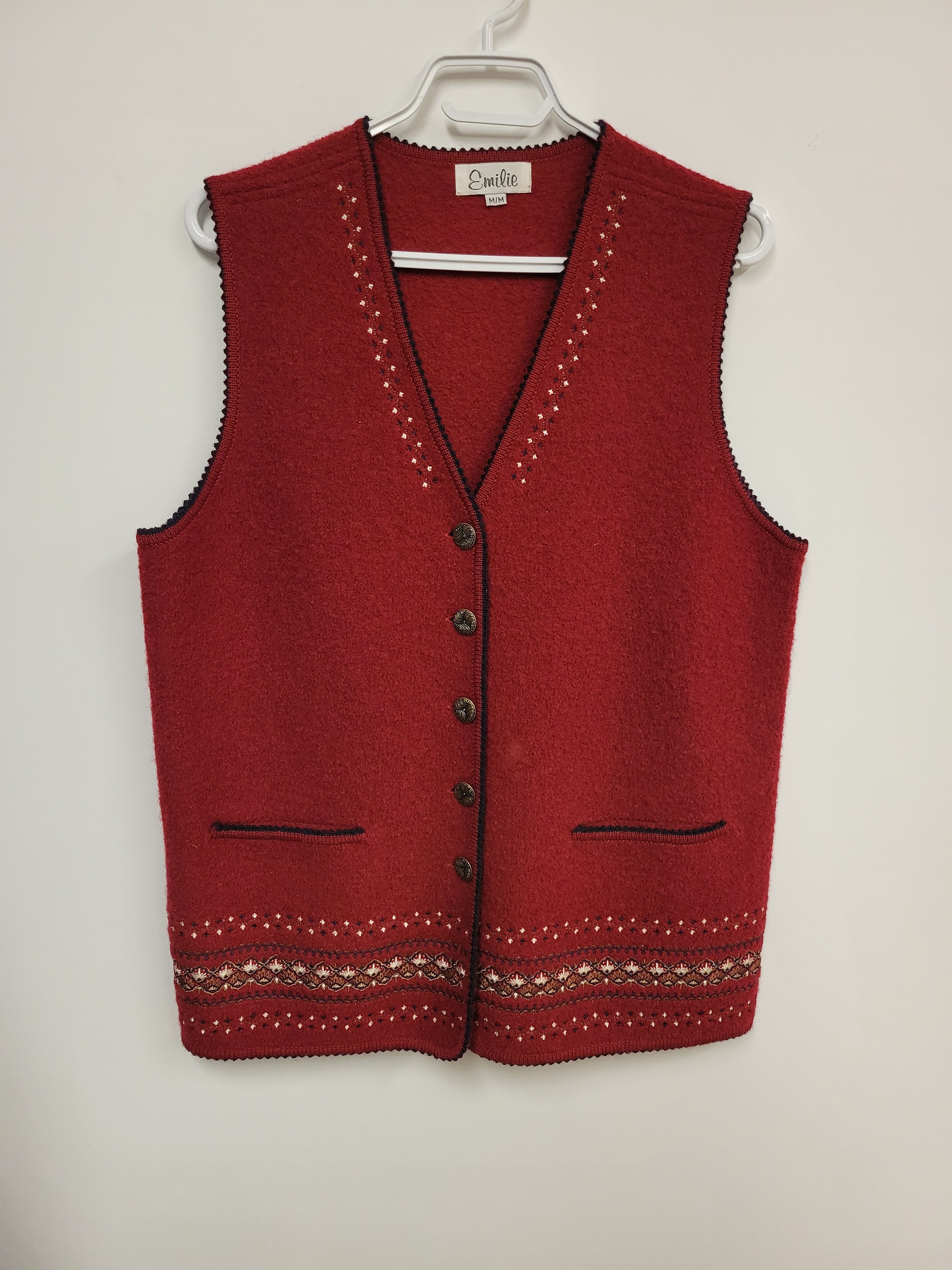 Veste en laine sans manches, rouge avec broderies, Emilie, M (ample)