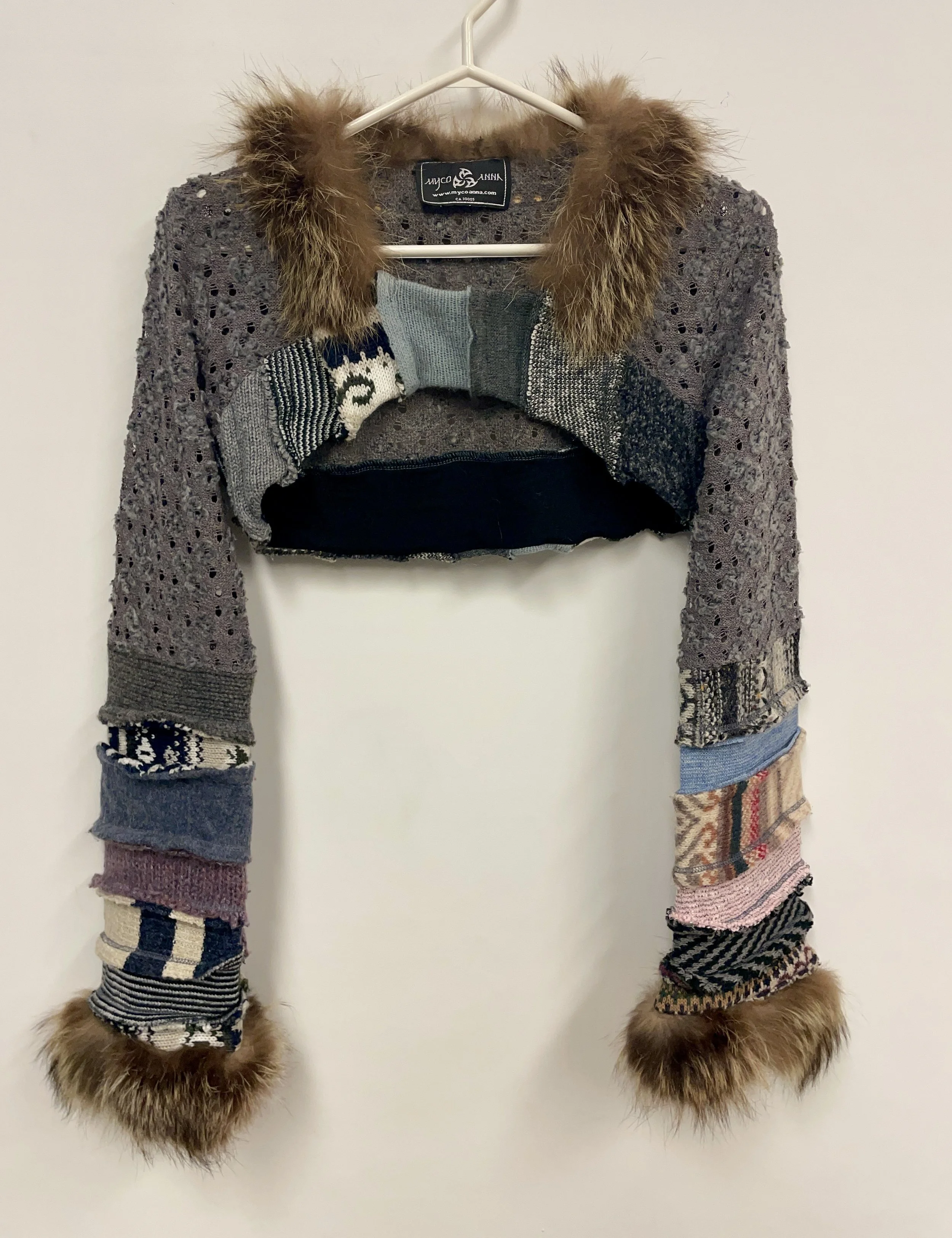 Tricot très court gris avec fourrure, MYCO ANNA, fait S (pas d'étiquette).