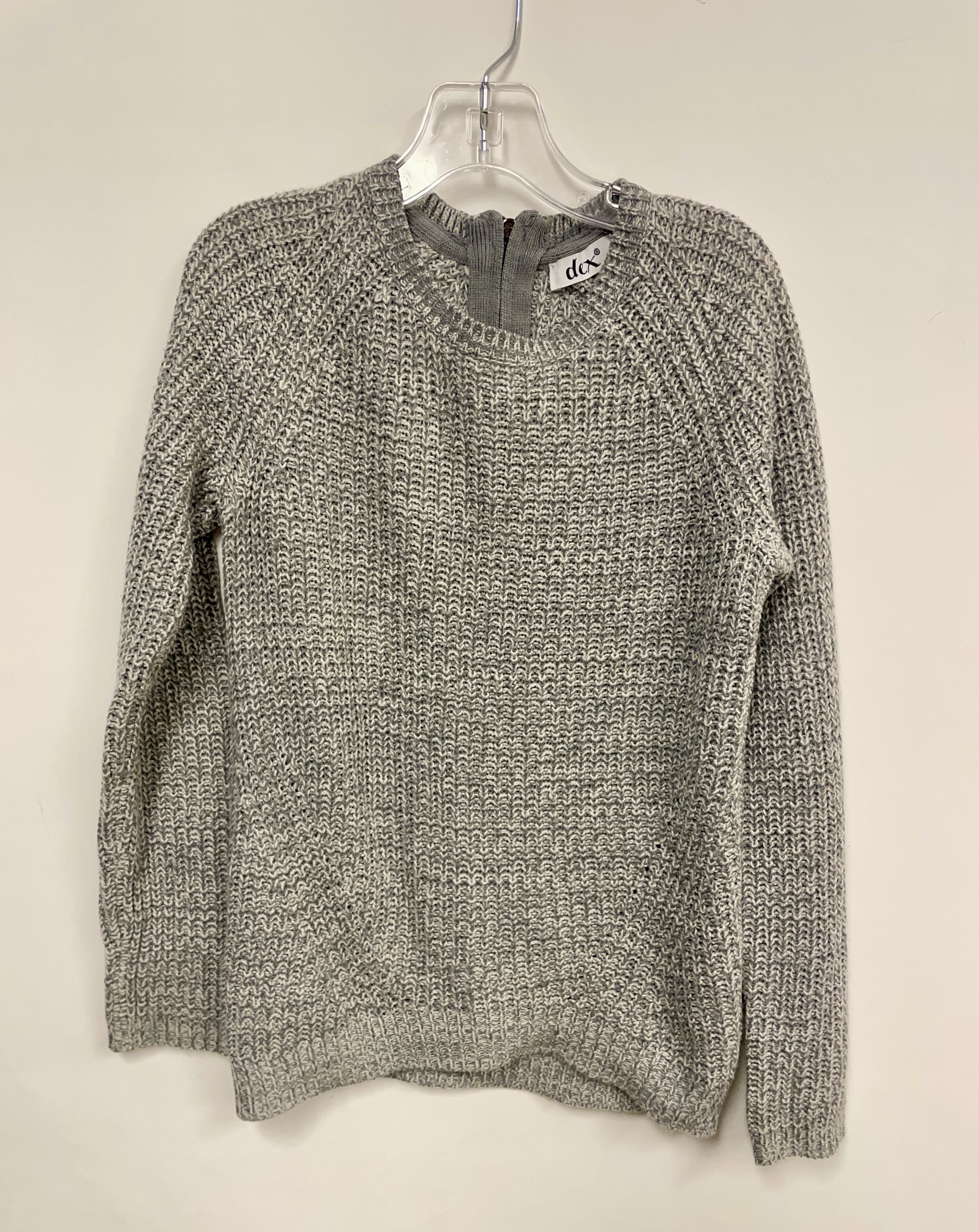 Tricot gris à col rond, DEX, 100% acrylique, 8 ans (S).