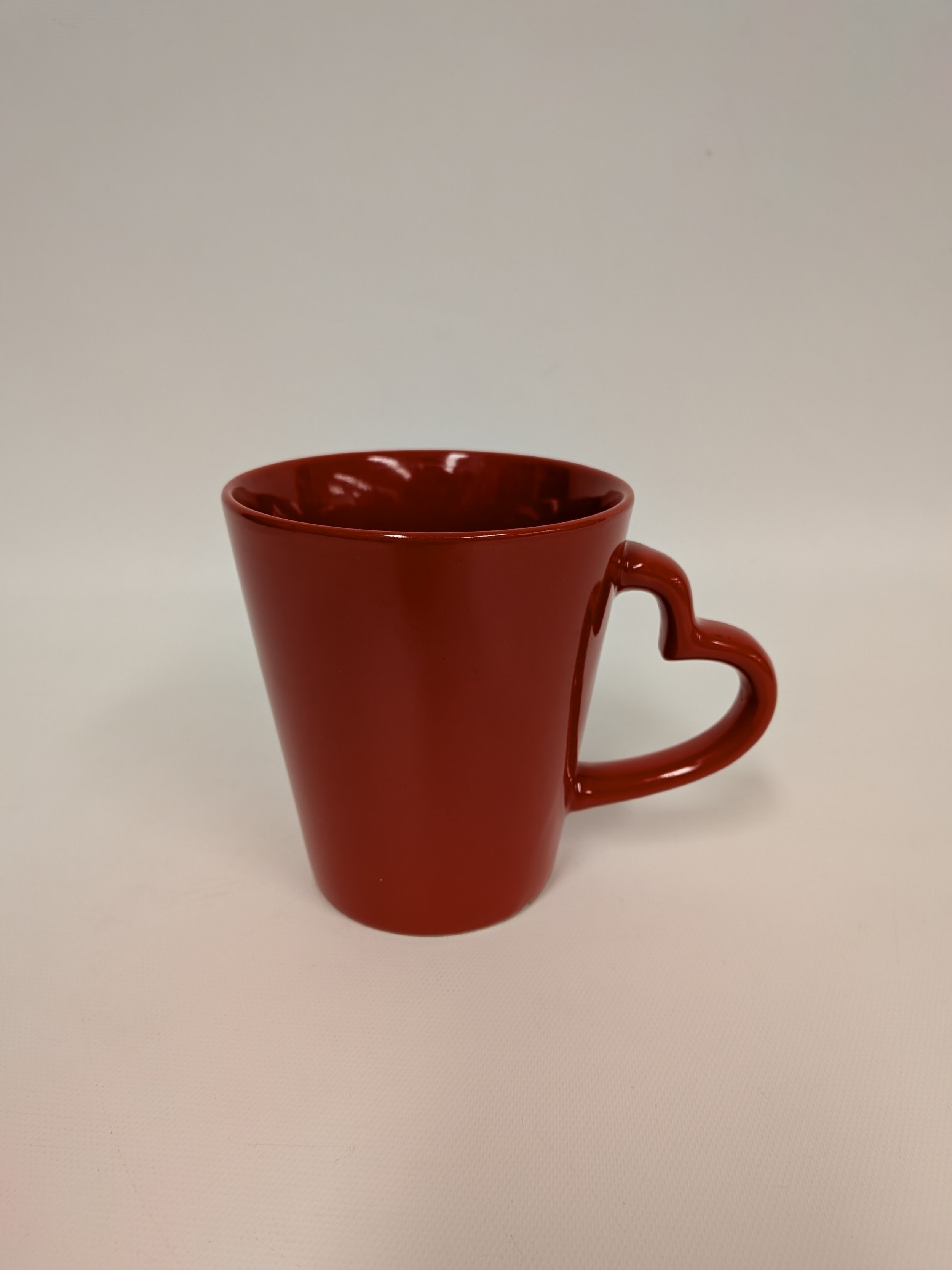 Tasse rouge avec anse en coeur