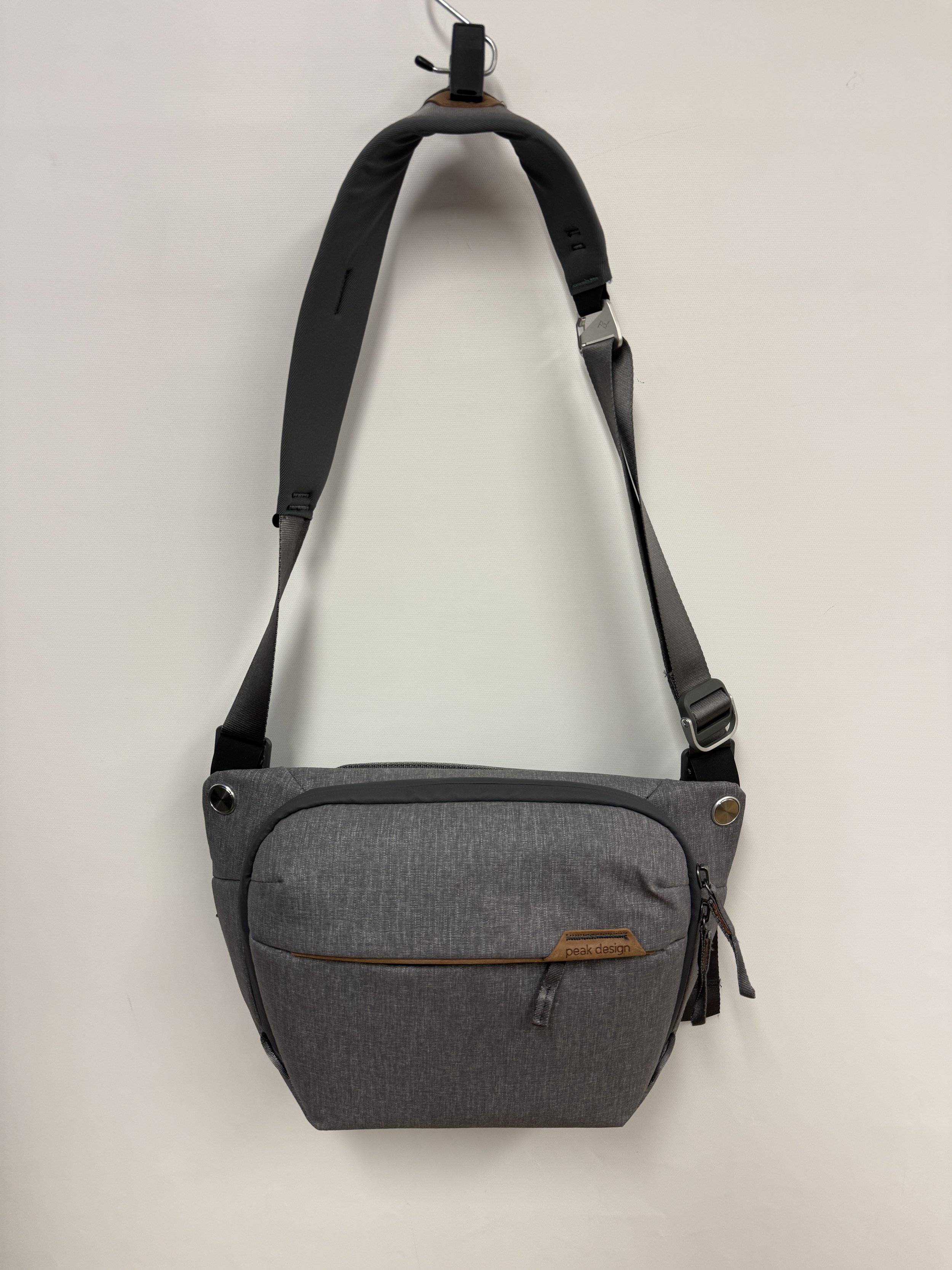 Sac photo gris pâle, Peak Design (modèle Everyday Sling 6L), 34 x 25 cm