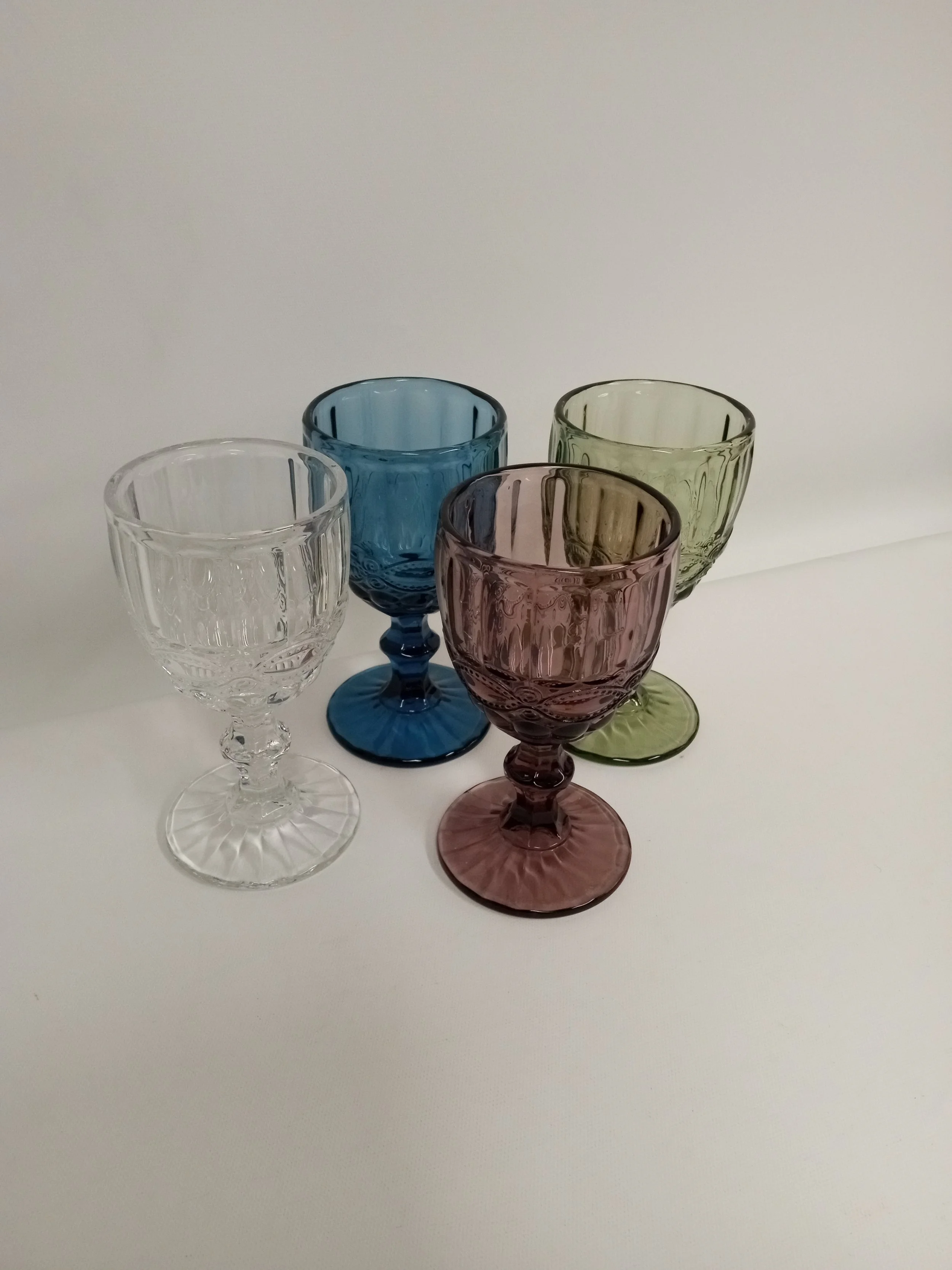 Coupes (4) en verre de couleurs variées