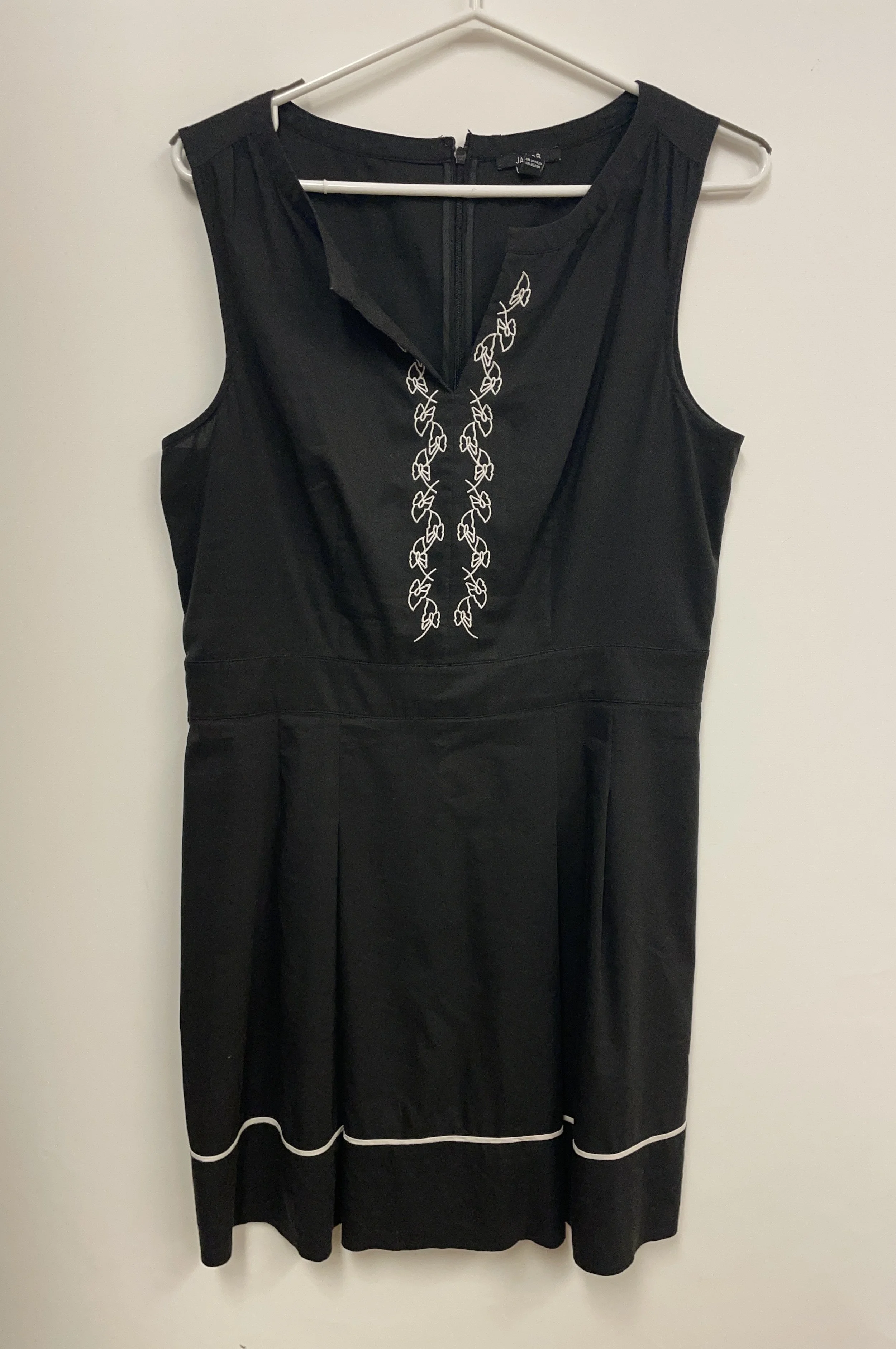 Robe/tunique noire avec broderies blanches, sans manches, JACOB, M.