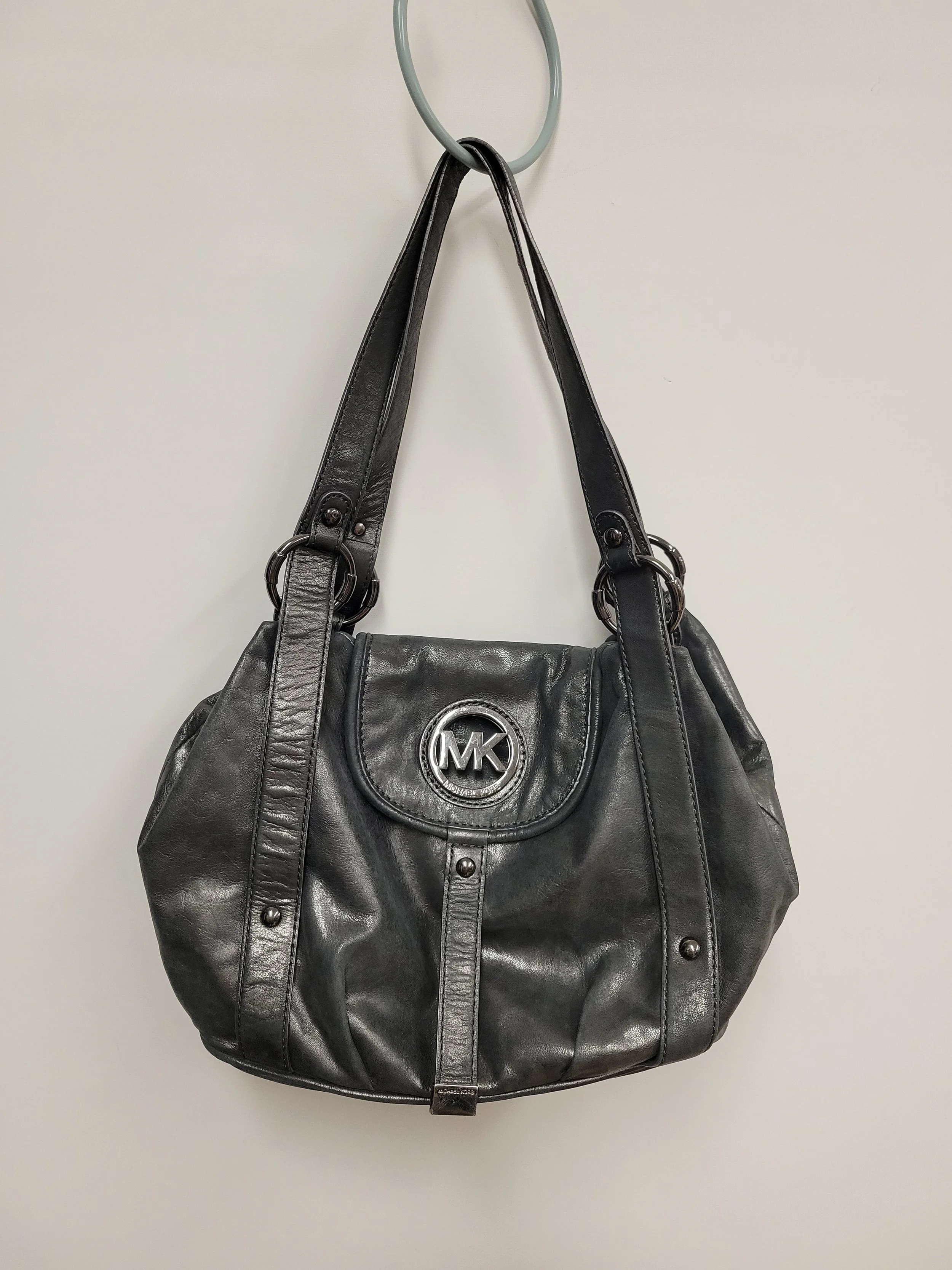 Sac à main gris en cuir lustré, Michael Kors, largeur environ 15 po