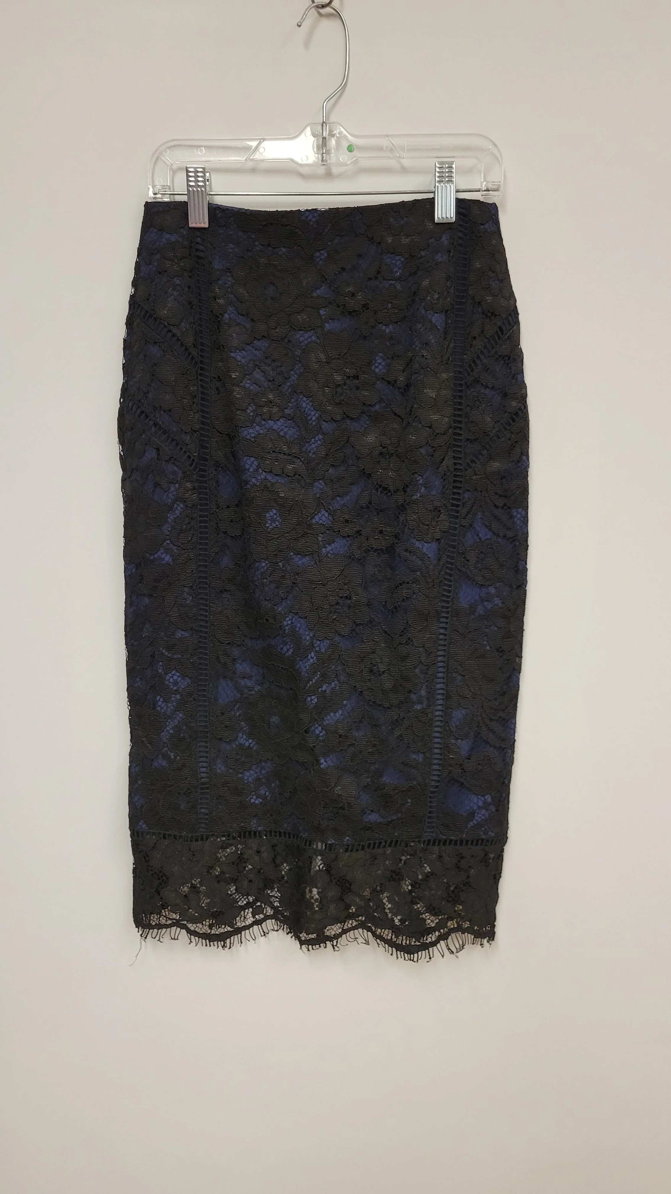 Jupe crayon à dentelles, noire avec doublure bleue, DO+BE, S