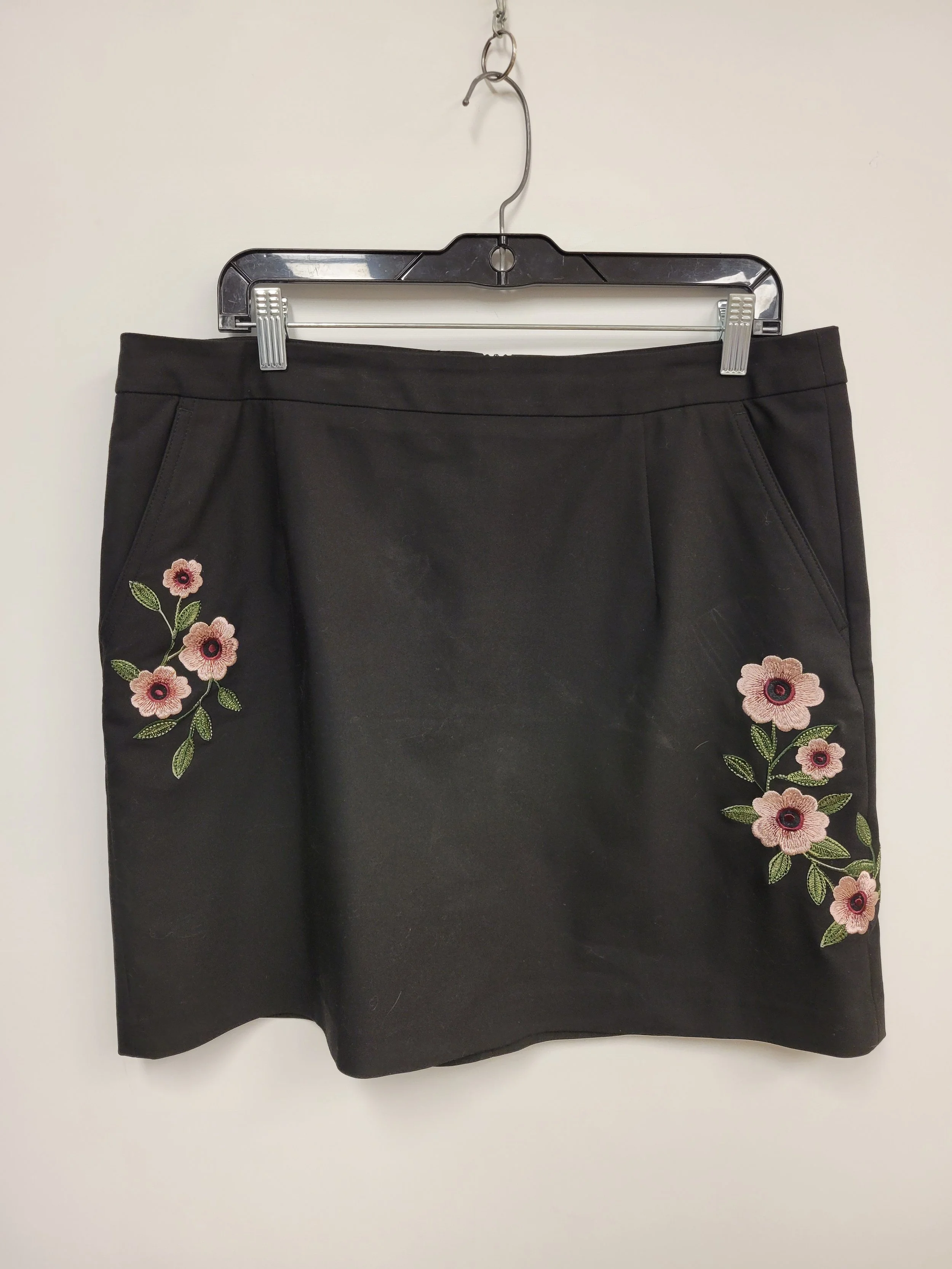 Jupe noire, fleurs brodées, Contemporaine par Simons, taille 12
