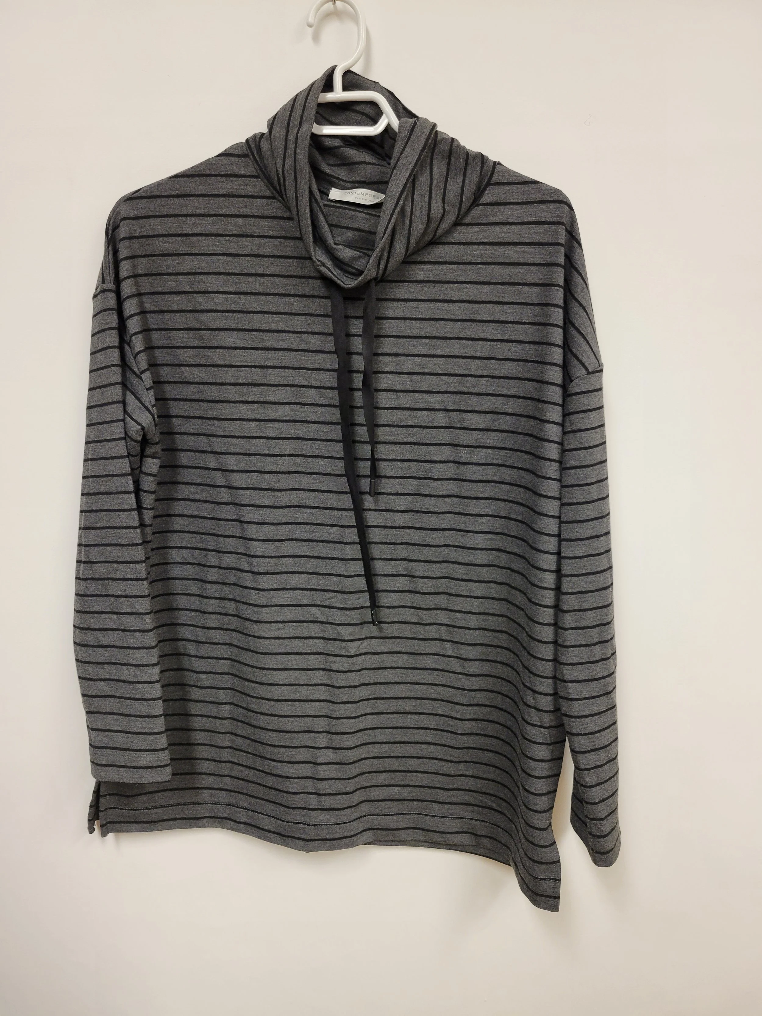 Chandail rayé gris et noir, Contemporaine, M