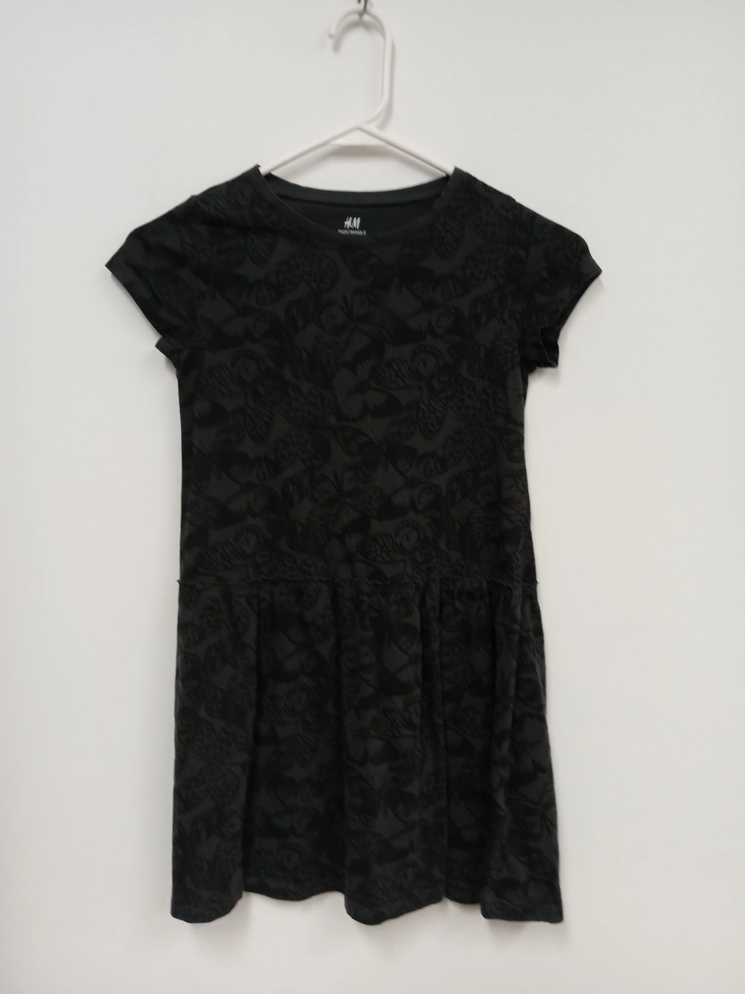 Robe manche courtes (Coton biologique), Papillons noirs sur fond charcoal, H&M, Taille 8-10