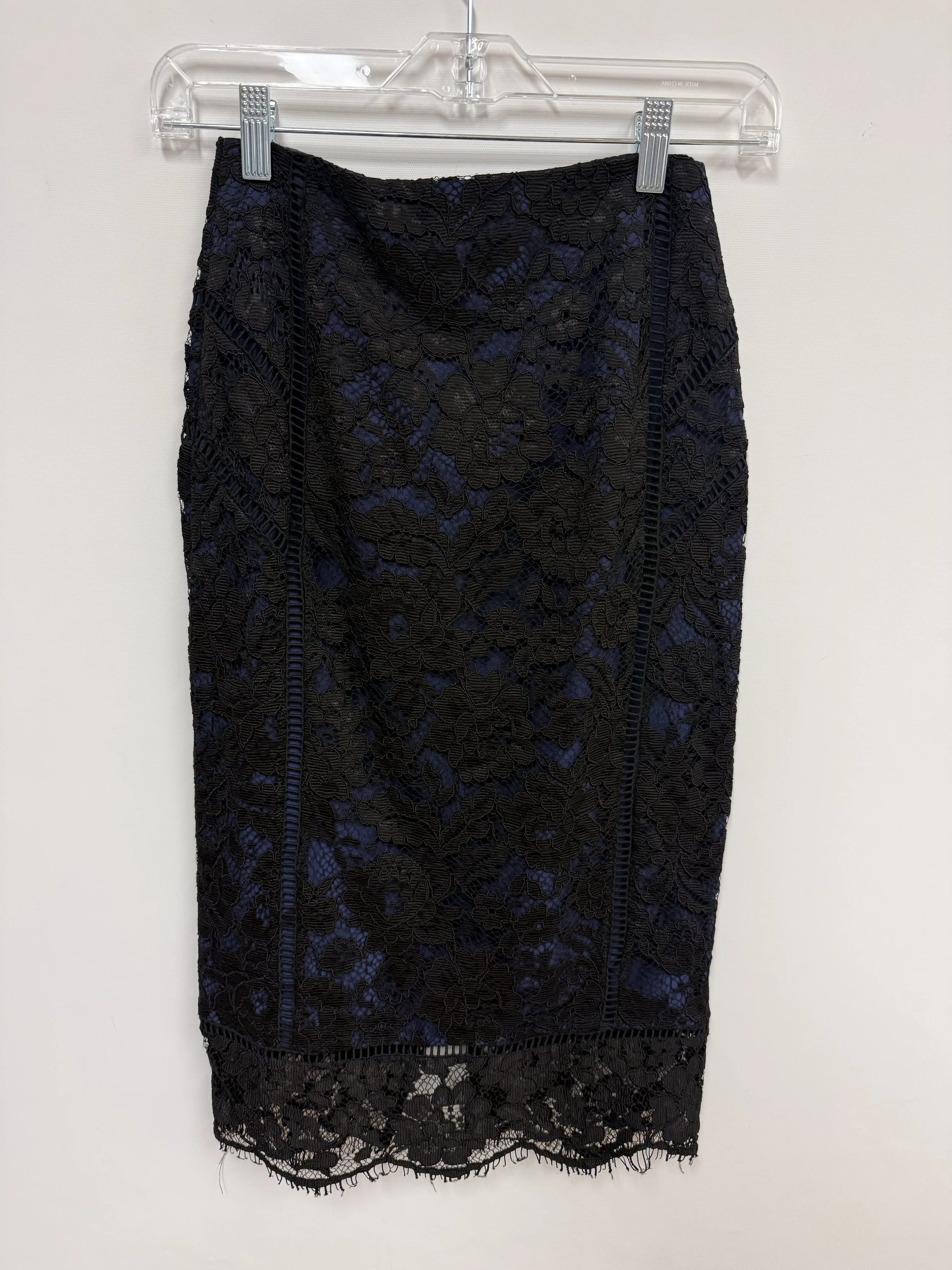 Jupe fuselée, dentelle noire sur tissu bleu, DO + BE, Small