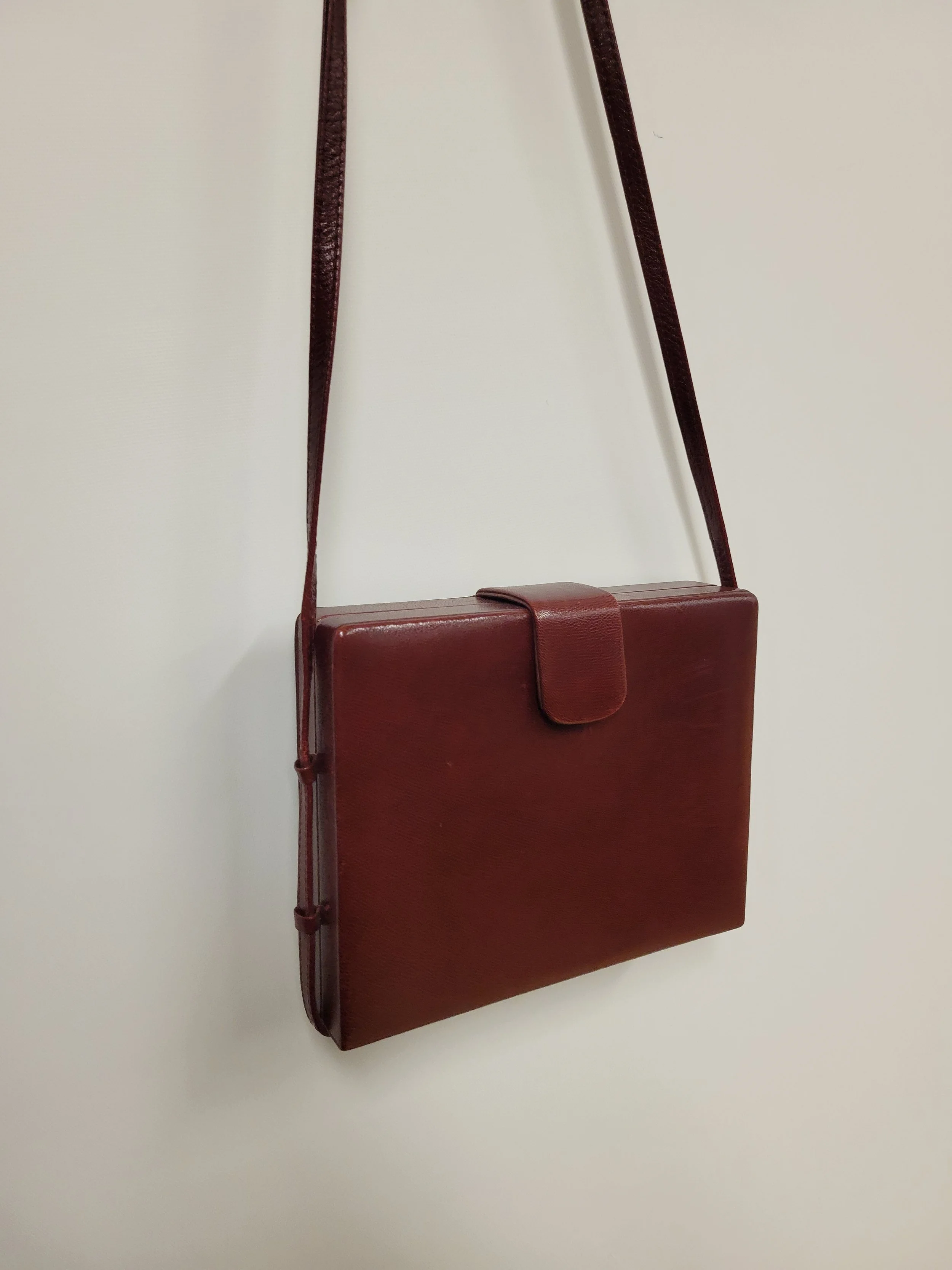 Petit sac à main carré rigide en cuir rouge